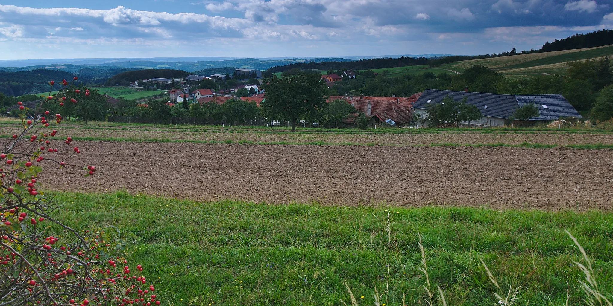 Photo showing: Pohled na obec od severovýchodu, Kozárov, okres Blansko