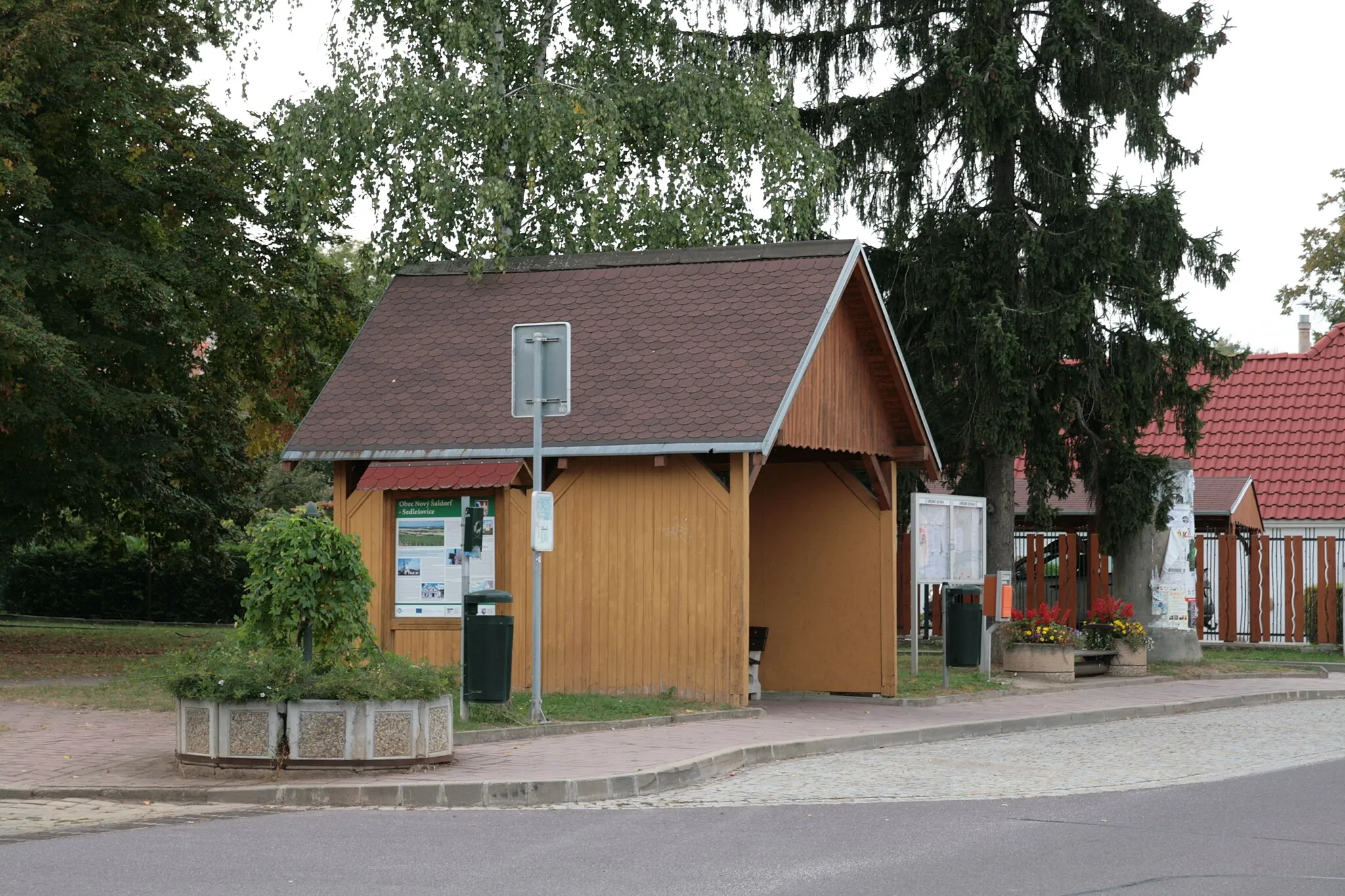 Photo showing: Sedlešovice, část obce Nový Šaldorf - Sedlešovice v okrese Znojmo. Autobusová zastávka.