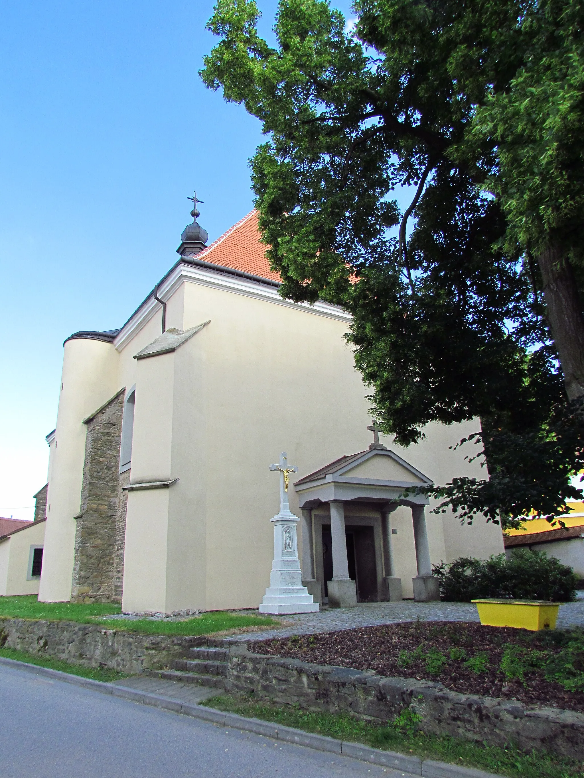 Photo showing: Overview of church of the Assumption in Rouchovany, Třebíč District.