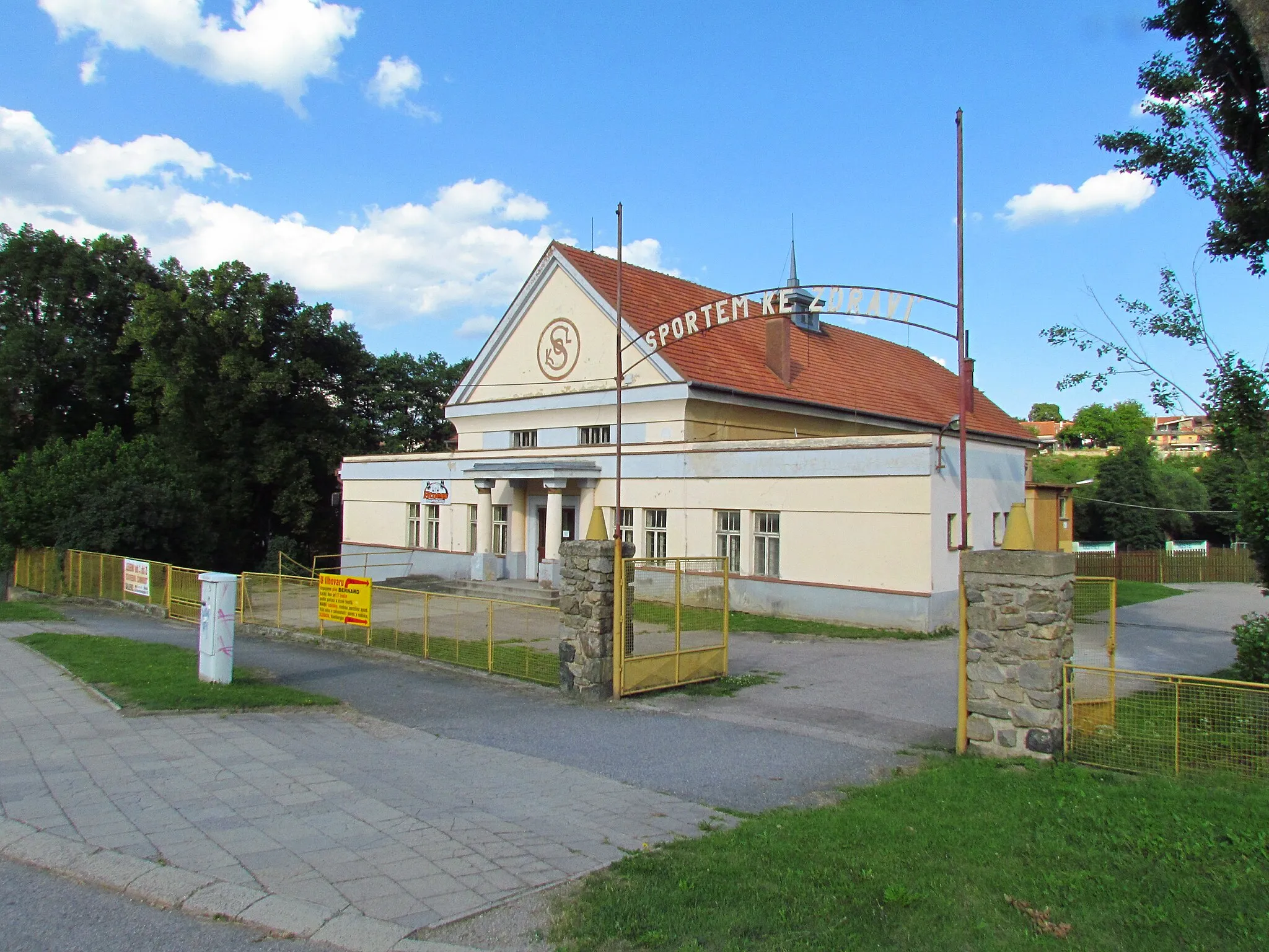 Photo showing: Overview of Sokol building in Rouchovany, Třebíč District.