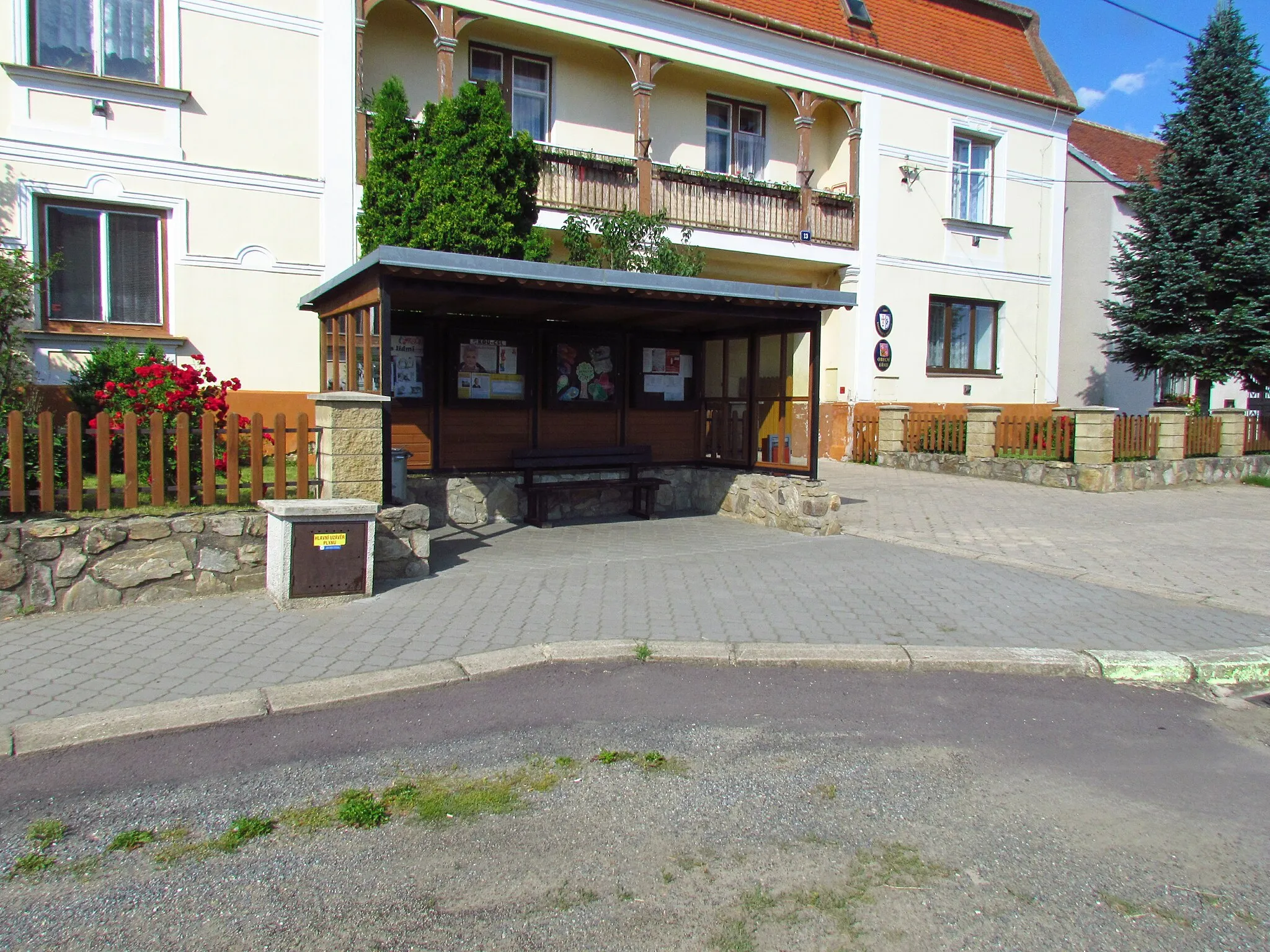 Photo showing: Bus stop in Radkovice u Hrotovic, Třebíč District.