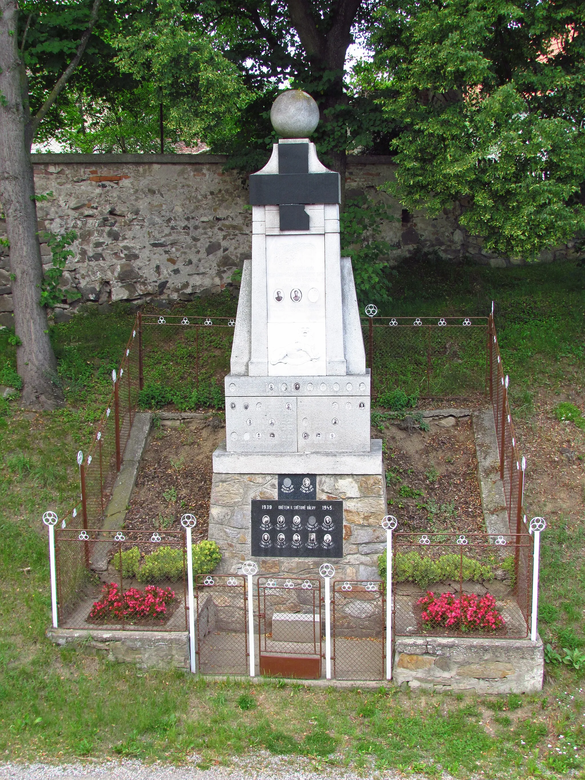 Photo showing: World Wars victim memorial in Biskupice, Třebíč District.