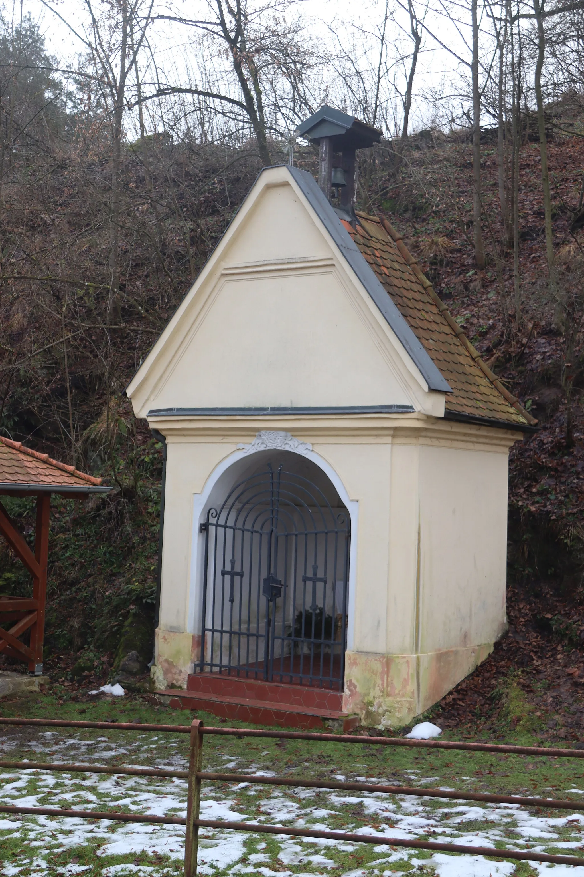 Photo showing: Overview of chapel of Virgin Mary in Dobrá Voda, Pozďátky, Slavičky, Třebíč District.