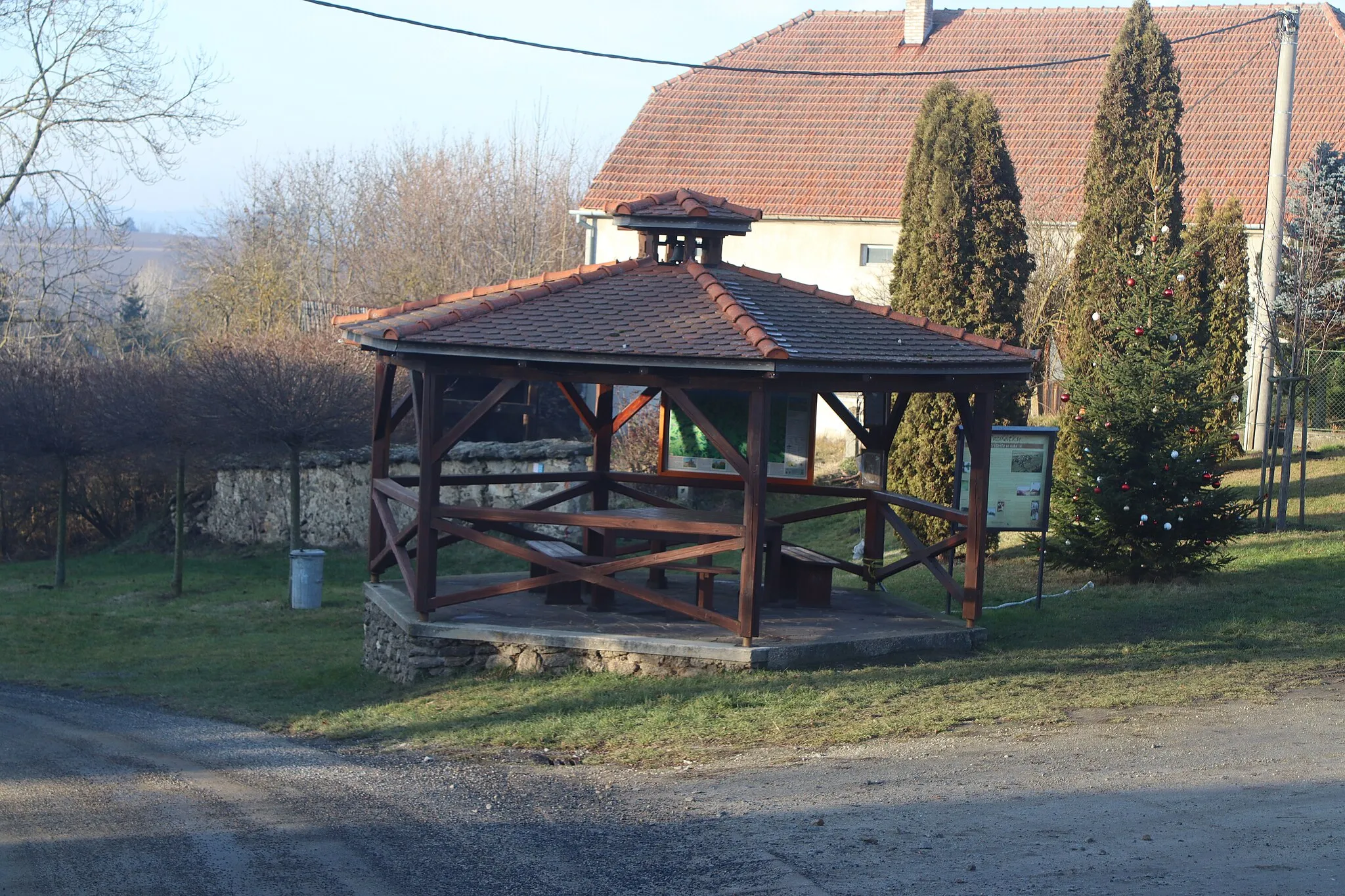 Photo showing: Overview of gazebo and bell tower in Pozďátky, Slavičky, Třebíč District