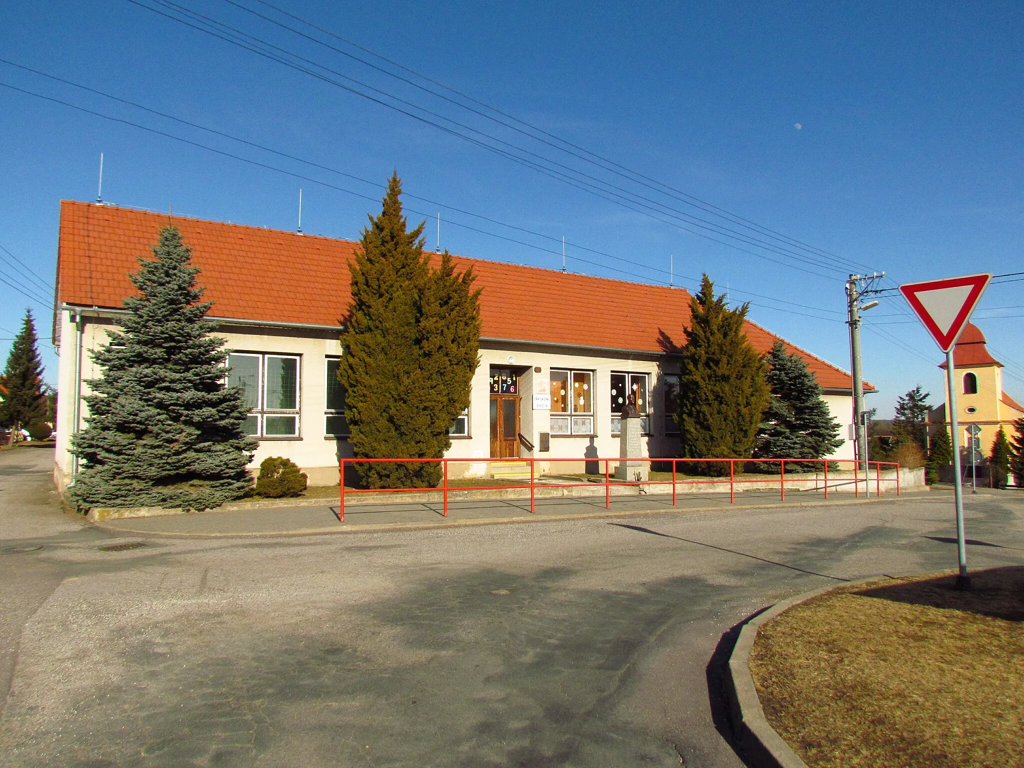 Photo showing: School in Vícenice u Náměště nad Oslavou, Třebíč District.