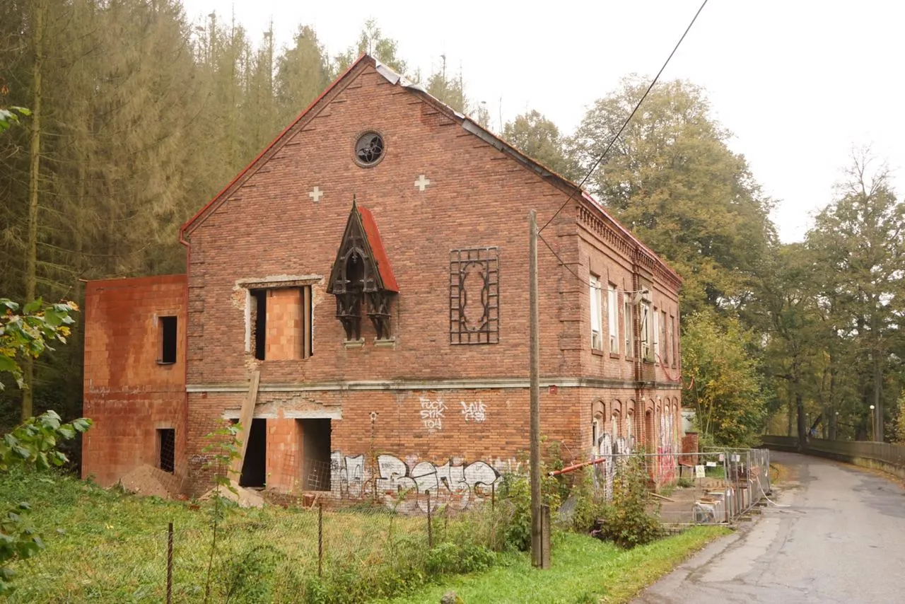 Photo showing: Obytný dům bývalé textilní továrny Carla Löwa u řeky Jihlavy, Helenín