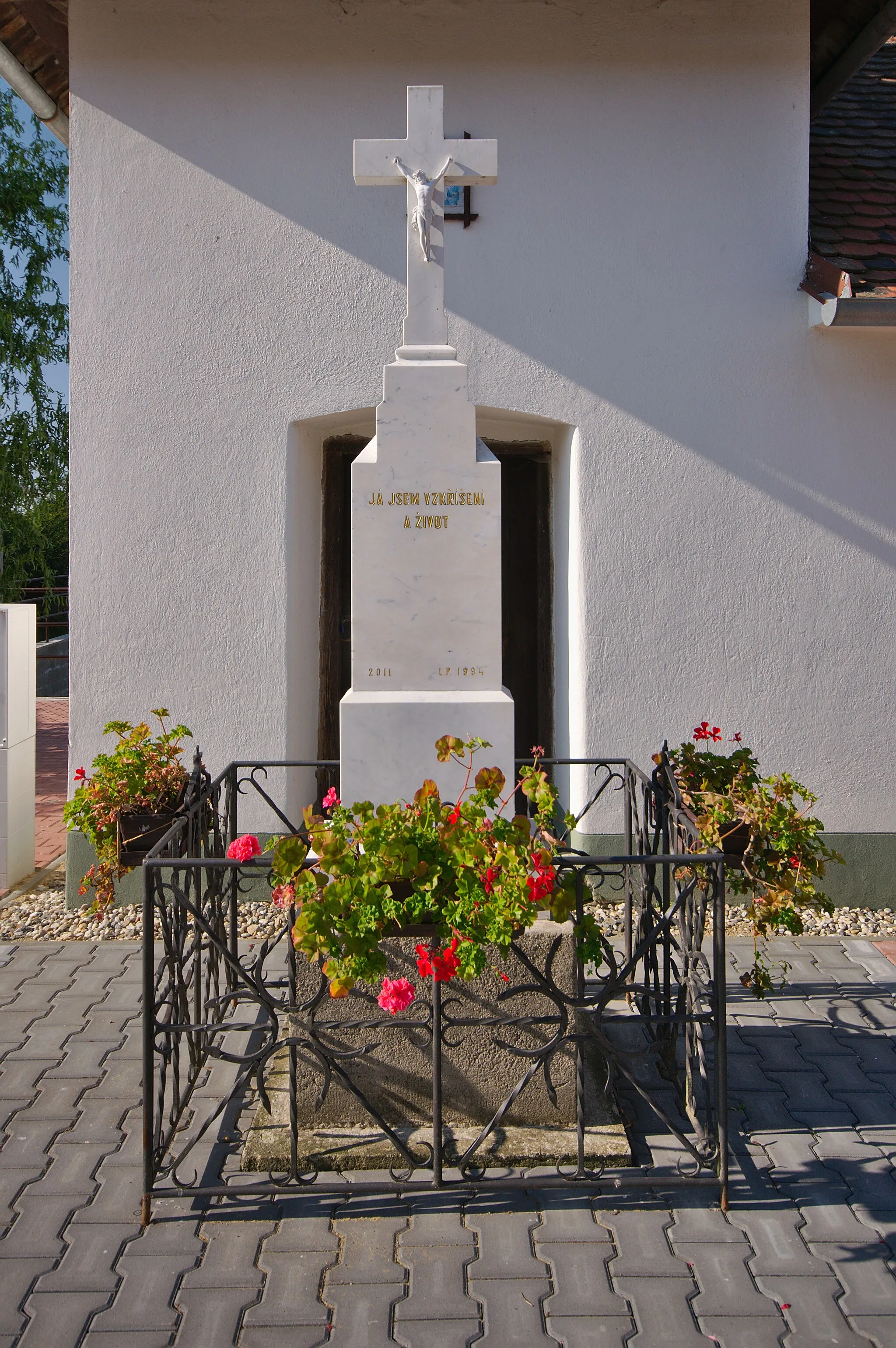 Photo showing: Kříž před kaplí, Marianín, Lipovec, okres Blansko