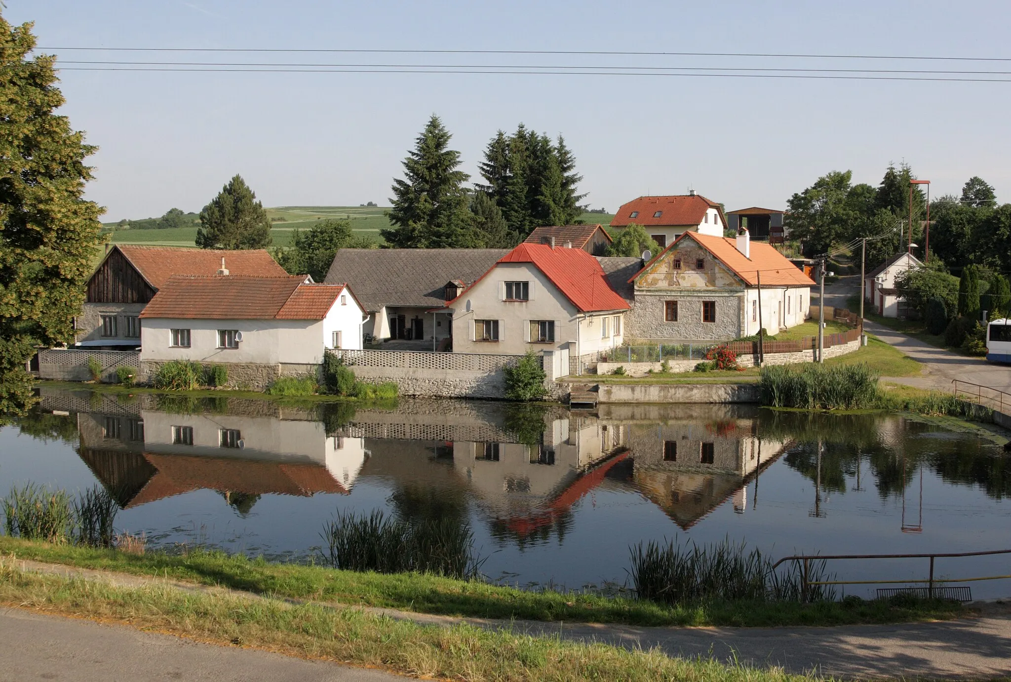 Photo showing: Přímělkov - náves s Přímělkovským rybníkem.