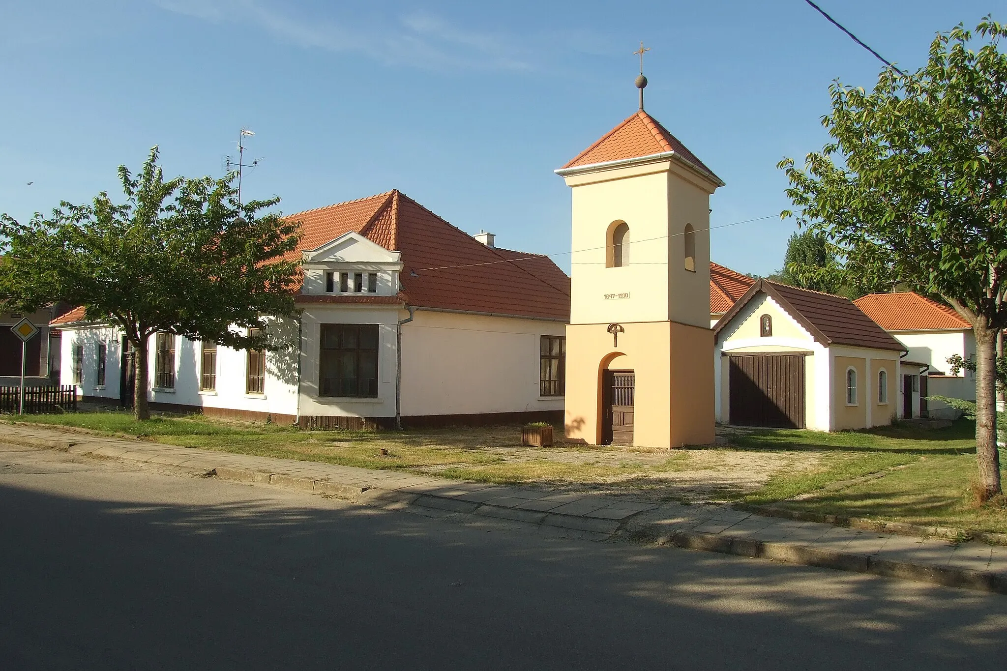Photo showing: Sobotovice - Bývalá obecní hospoda, zvonička, a bývalá hasičská zbrojnice