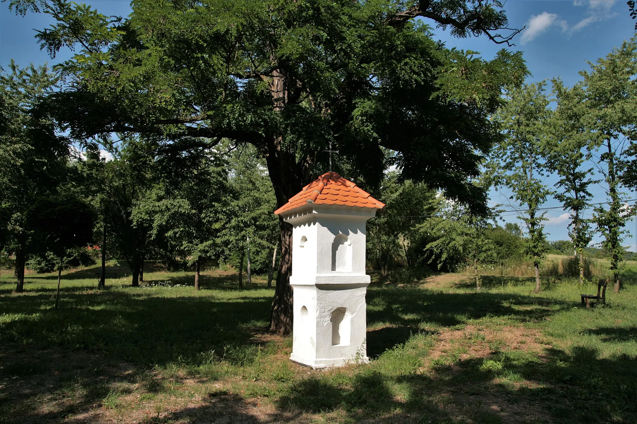 Photo showing: Boží muka na křižovatce nedaleko hráze Brněnské přehrady, za pomníkem 1. světové války.