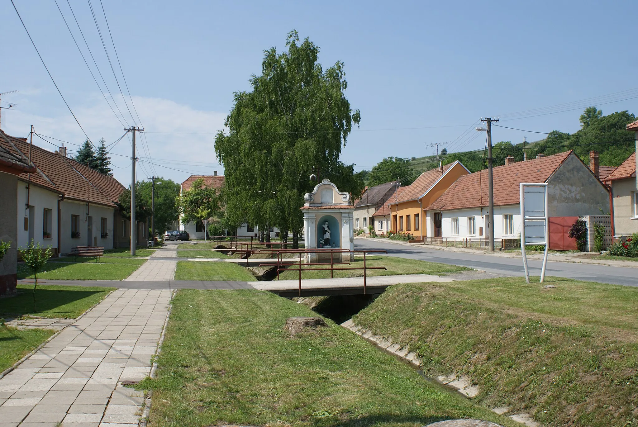 Photo showing: Milovice, a village in Břeclav District, Czech Republic, upper part of the common with the chapel.