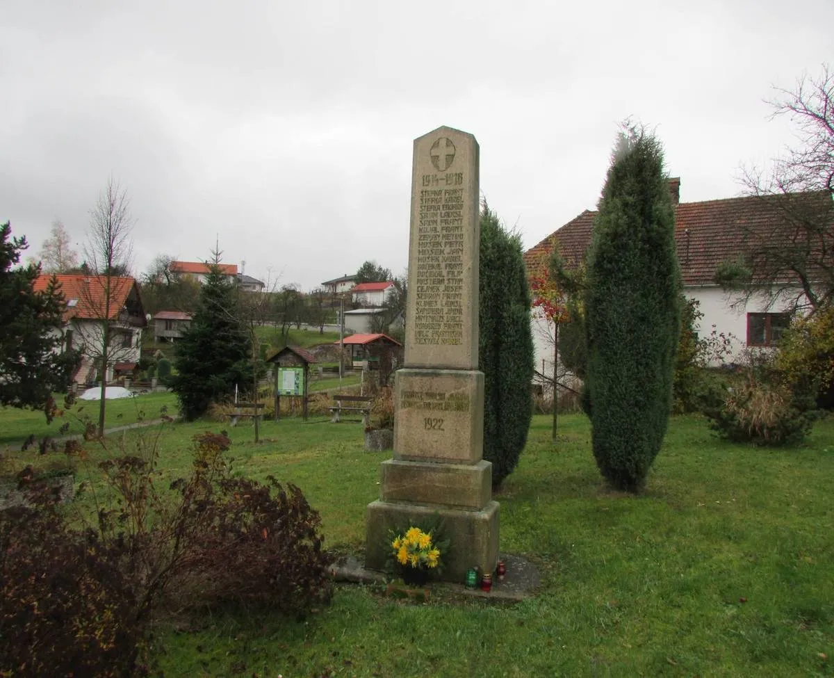 Photo showing: War memorial in Kamenice in Jihlava District – entry no. 30459.