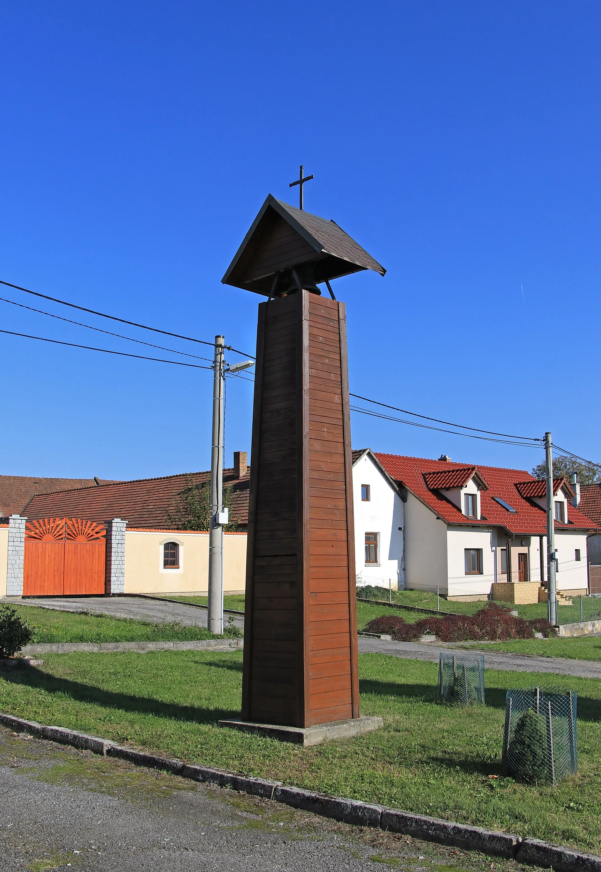 Photo showing: Wooden bell tower in Bezděčín, part of Batelov, Czech Republic.