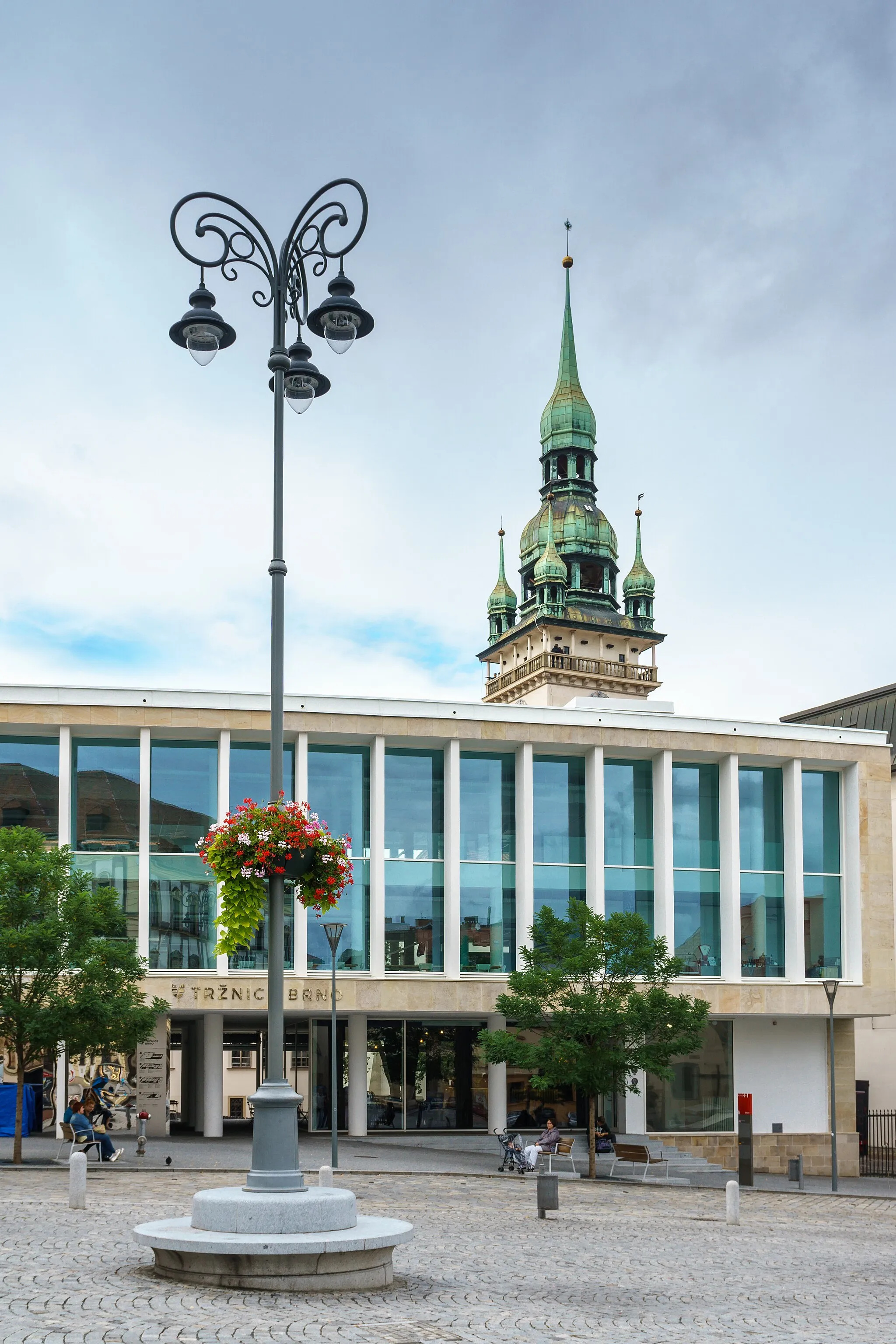 Photo showing: Rekonstuierte Markthalle auf dem Krautmarkt (Zelný trh), im Hintergrund das Alte Rathaus Radnická 11 in Brno