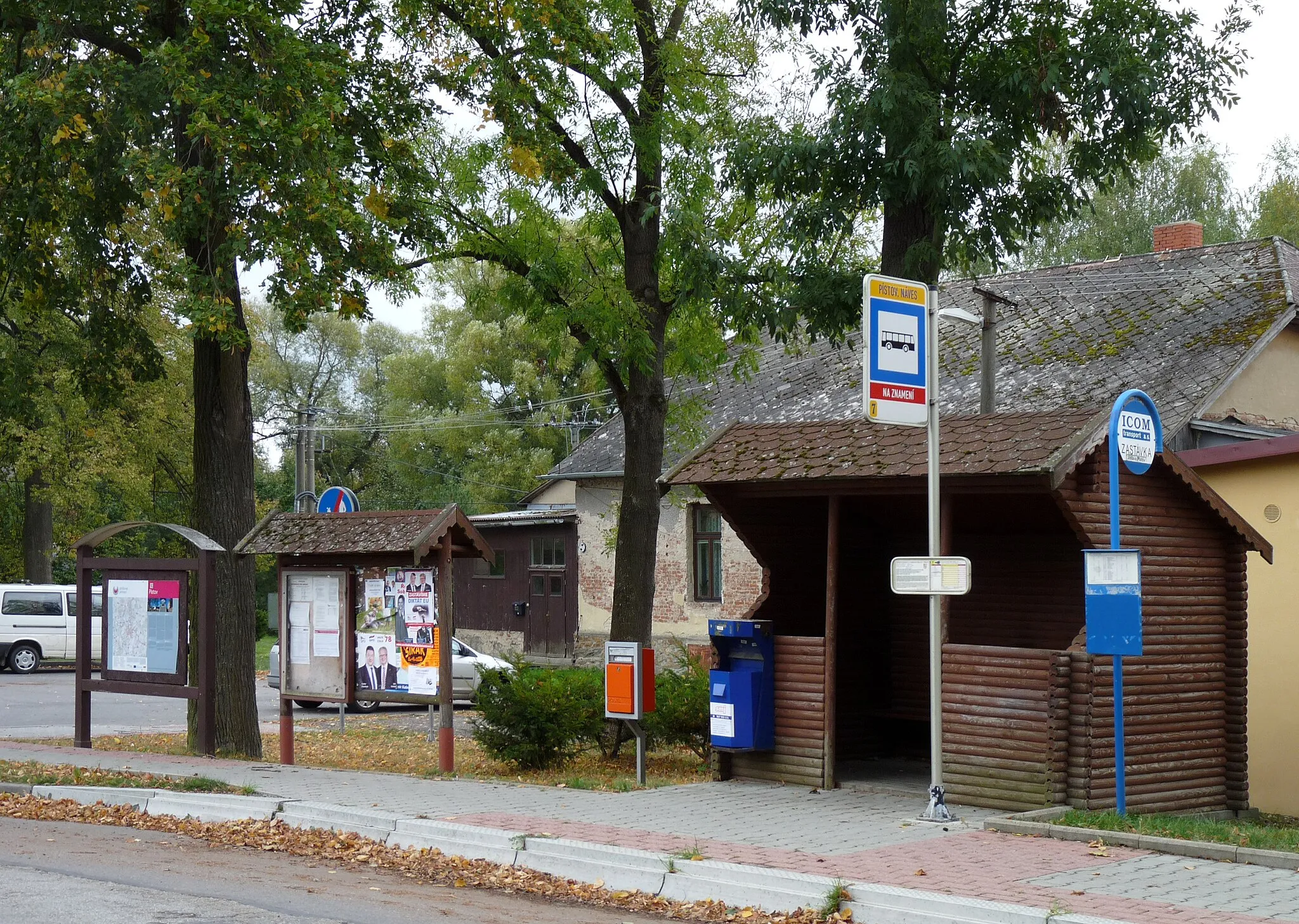 Photo showing: Bus shelter in the village of Pístov, part of the town of Jihlava, Jihlava District, Vysočina Region, Czech Republic.