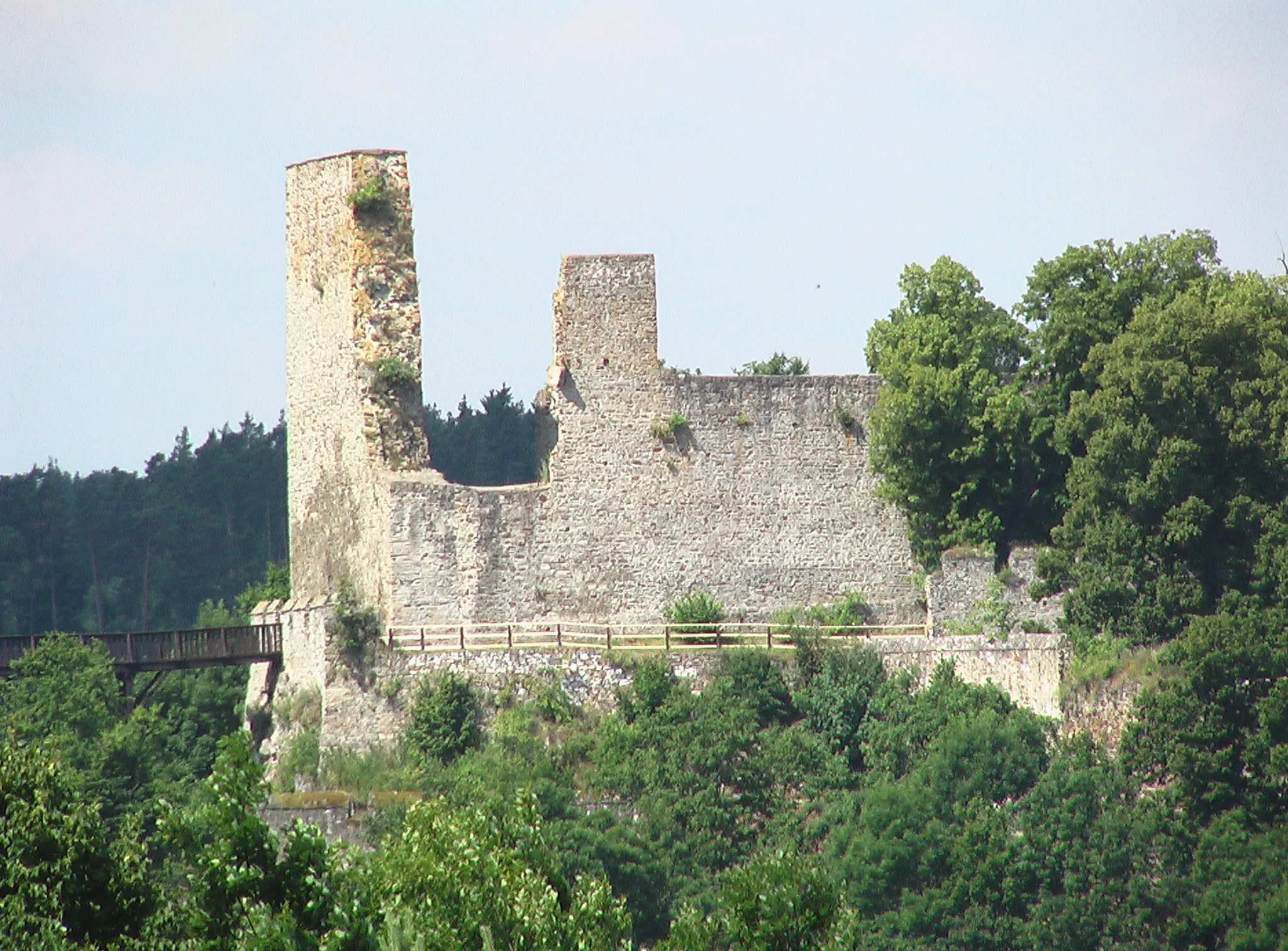 Photo showing: The Old Palace with a part of the Upper Bailey, taken from the E