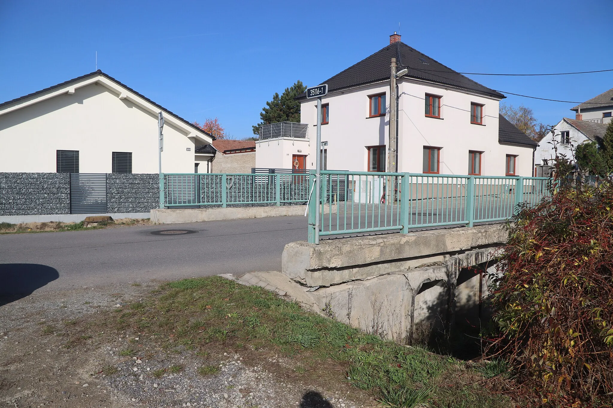 Photo showing: Overview of road bridge at road 35116 in Budíkovice, Třebíč, Třebíč District.