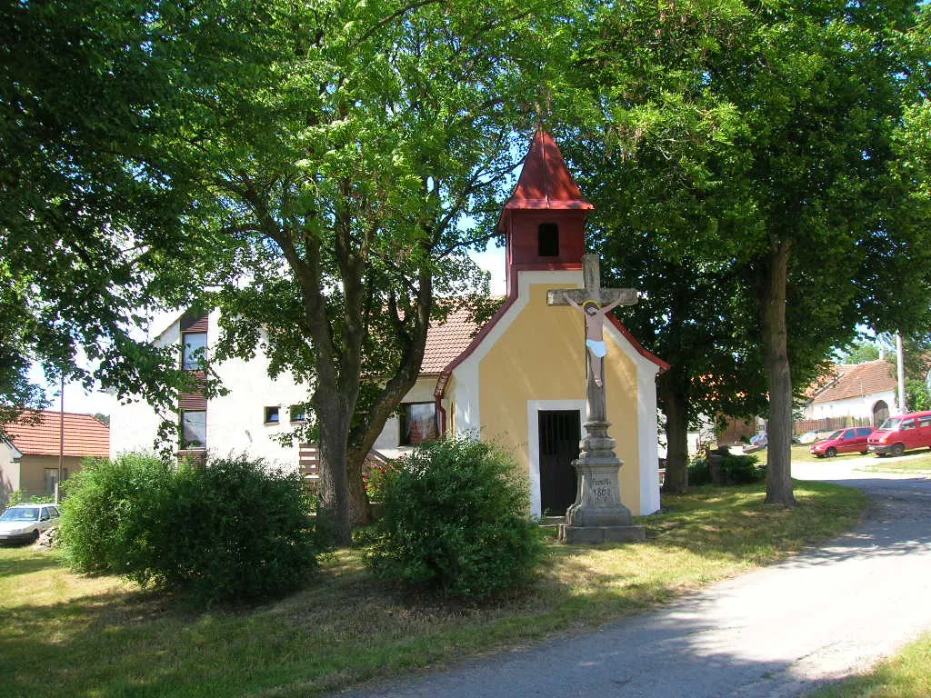 Photo showing: Třebíč-Pocoucov. West part of village square with a chapel of St. Peter and St. Paul.