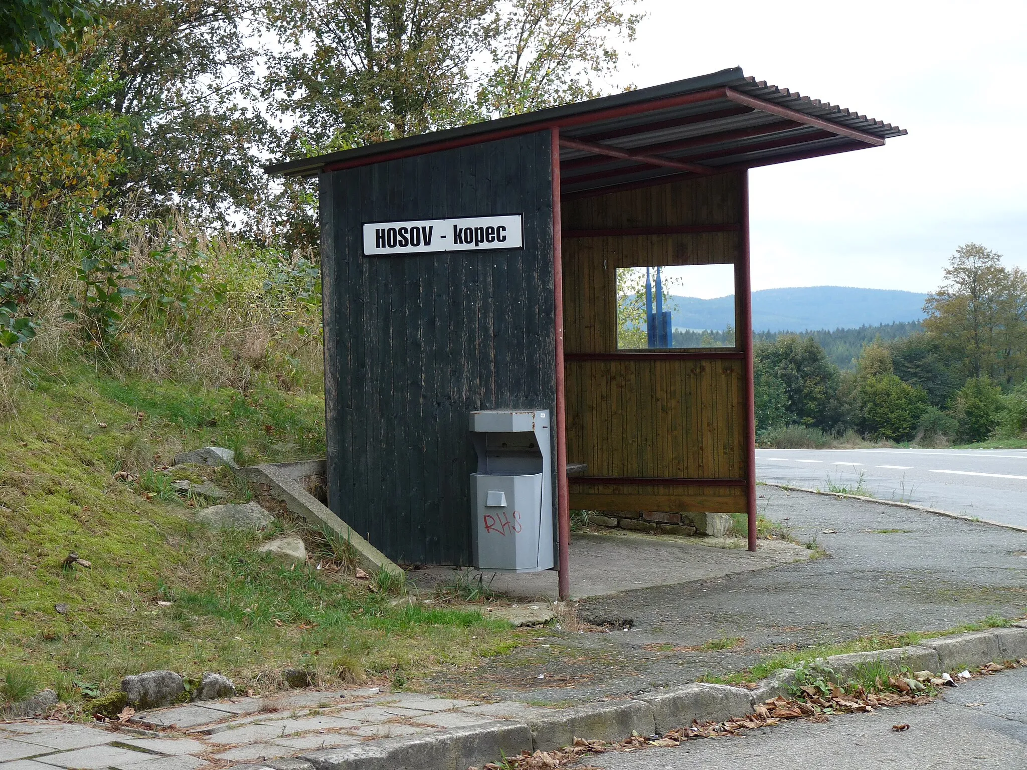 Photo showing: Bus shelter in the village of Hosov (part of the town of Jihlava) in Jihlava District, Vysočina Region, Czech Republic.