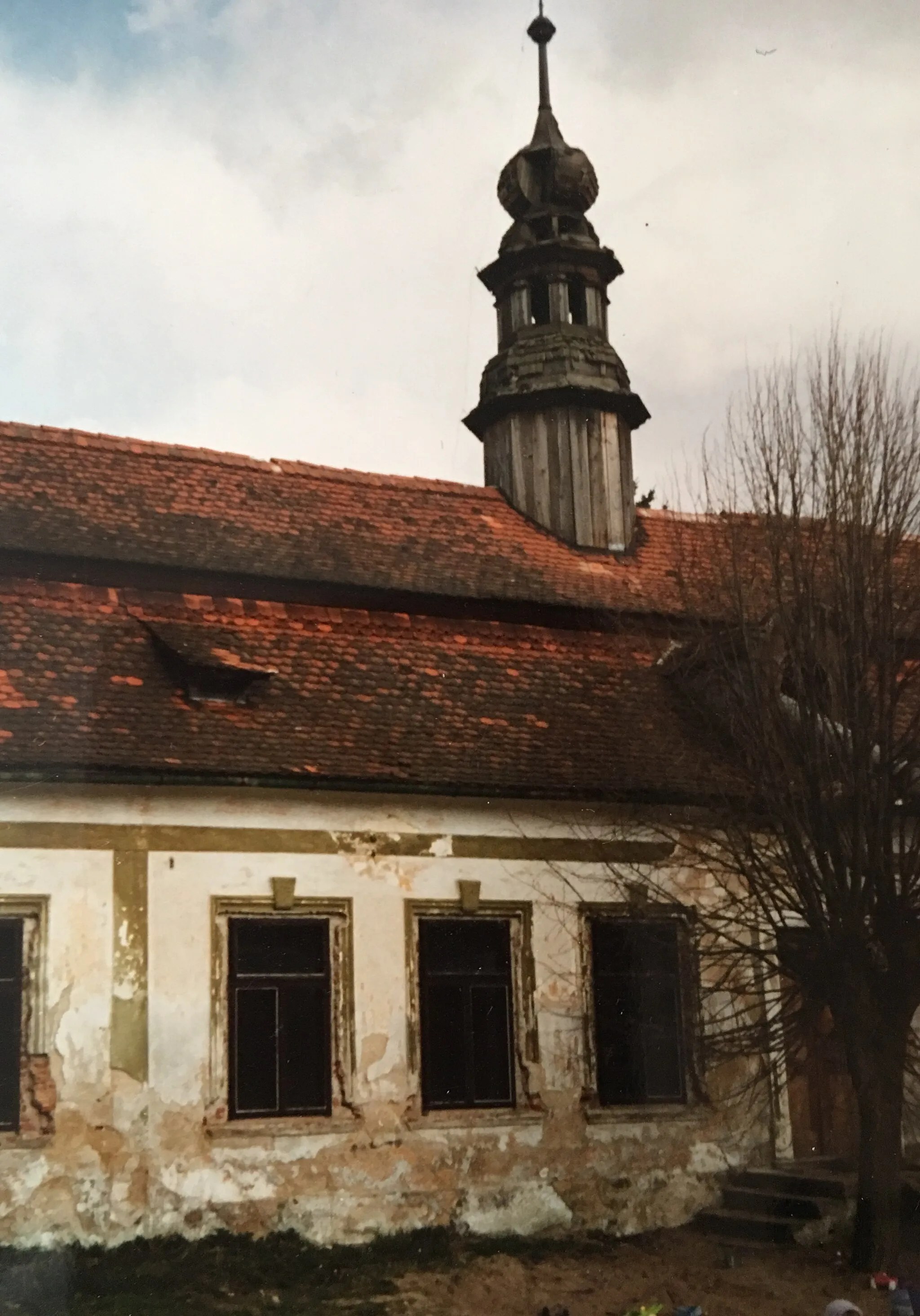 Photo showing: Stav, v jakém se po vyvlastnění vrátil zámek Palupín do rukou potomků Arnolda Schulze, byl katastrofální.