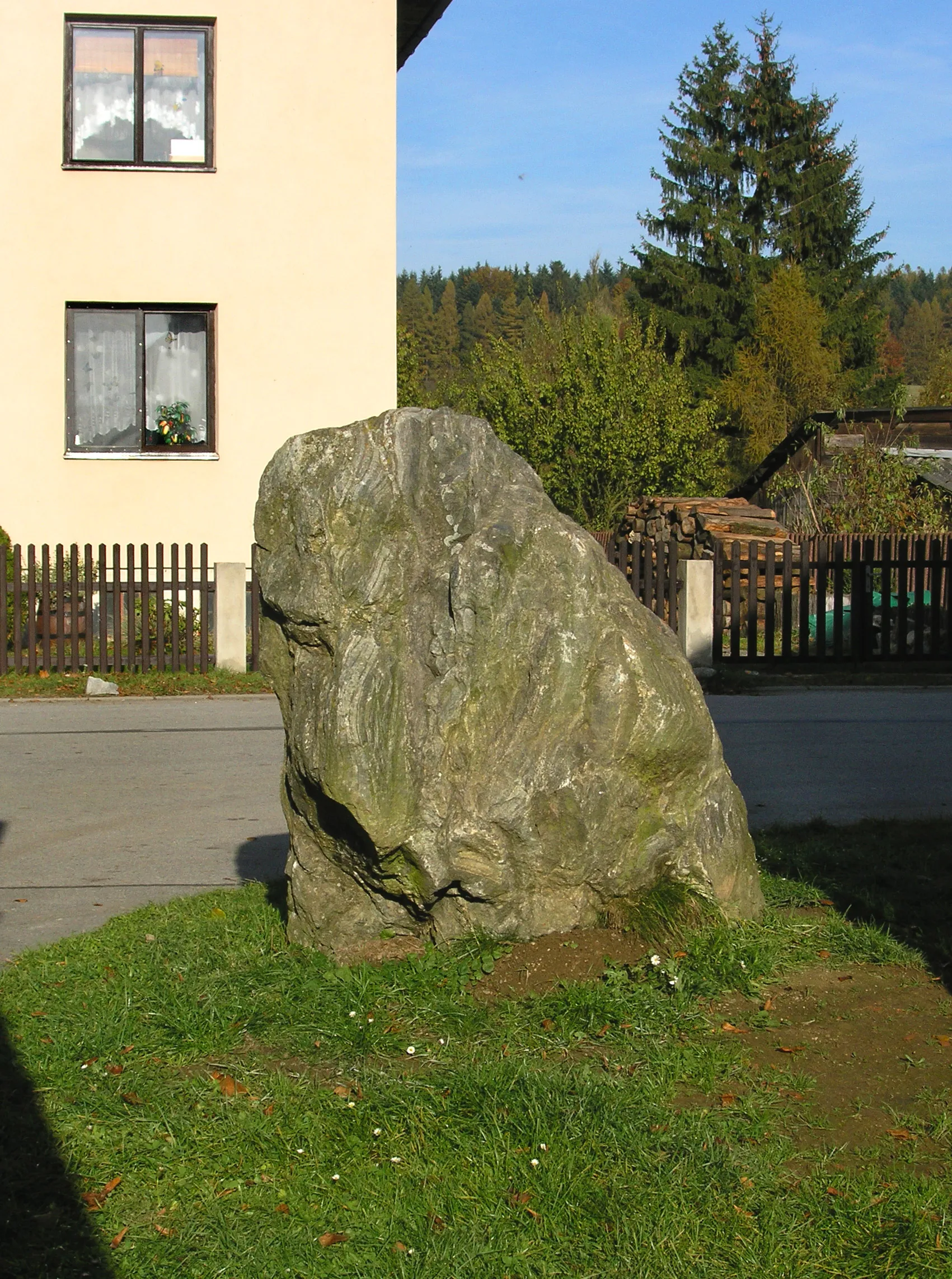 Photo showing: Old stone in Bílý Kámen village, Czech Republic