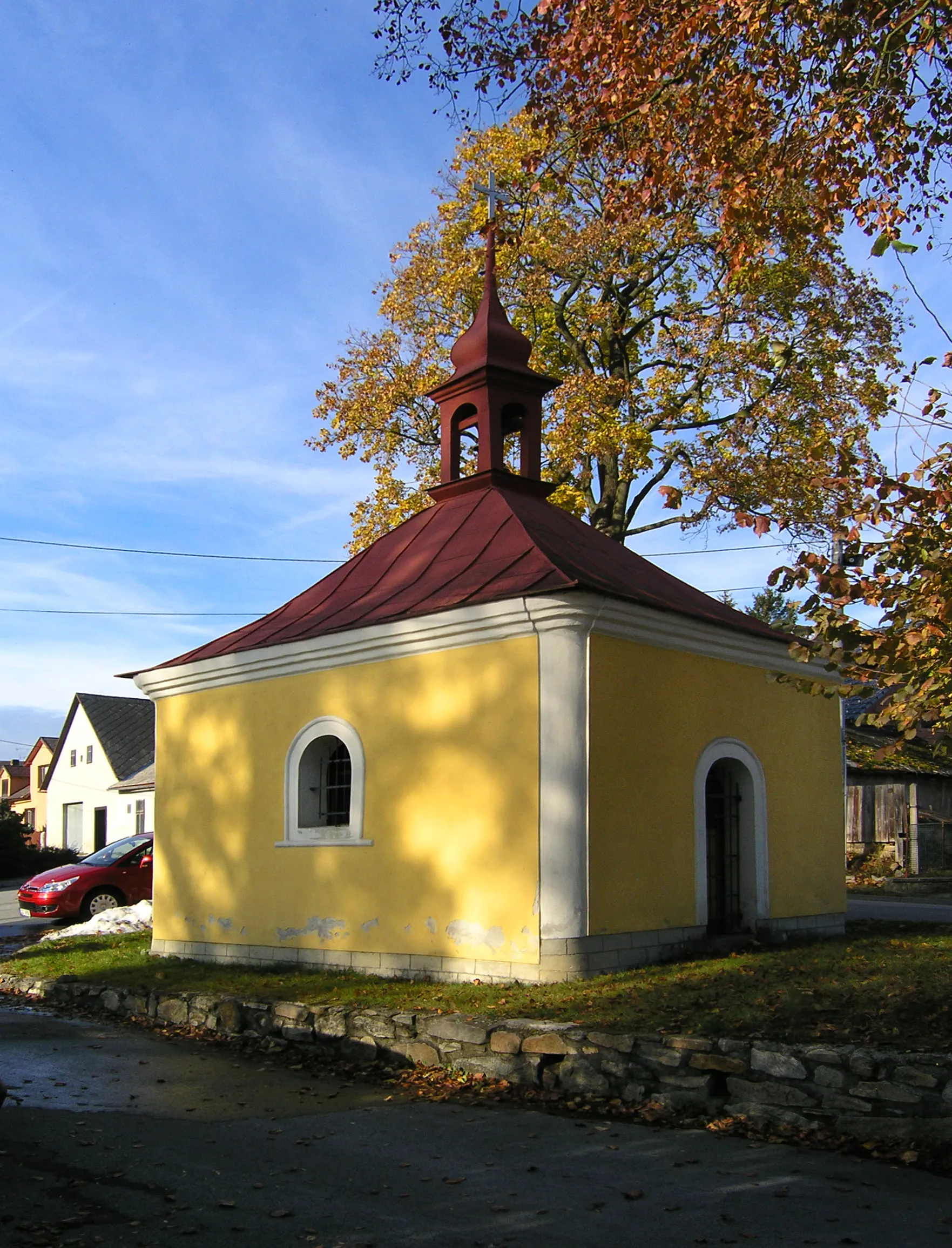 Photo showing: Chapel in Bílý Kámen village, Czech Republic