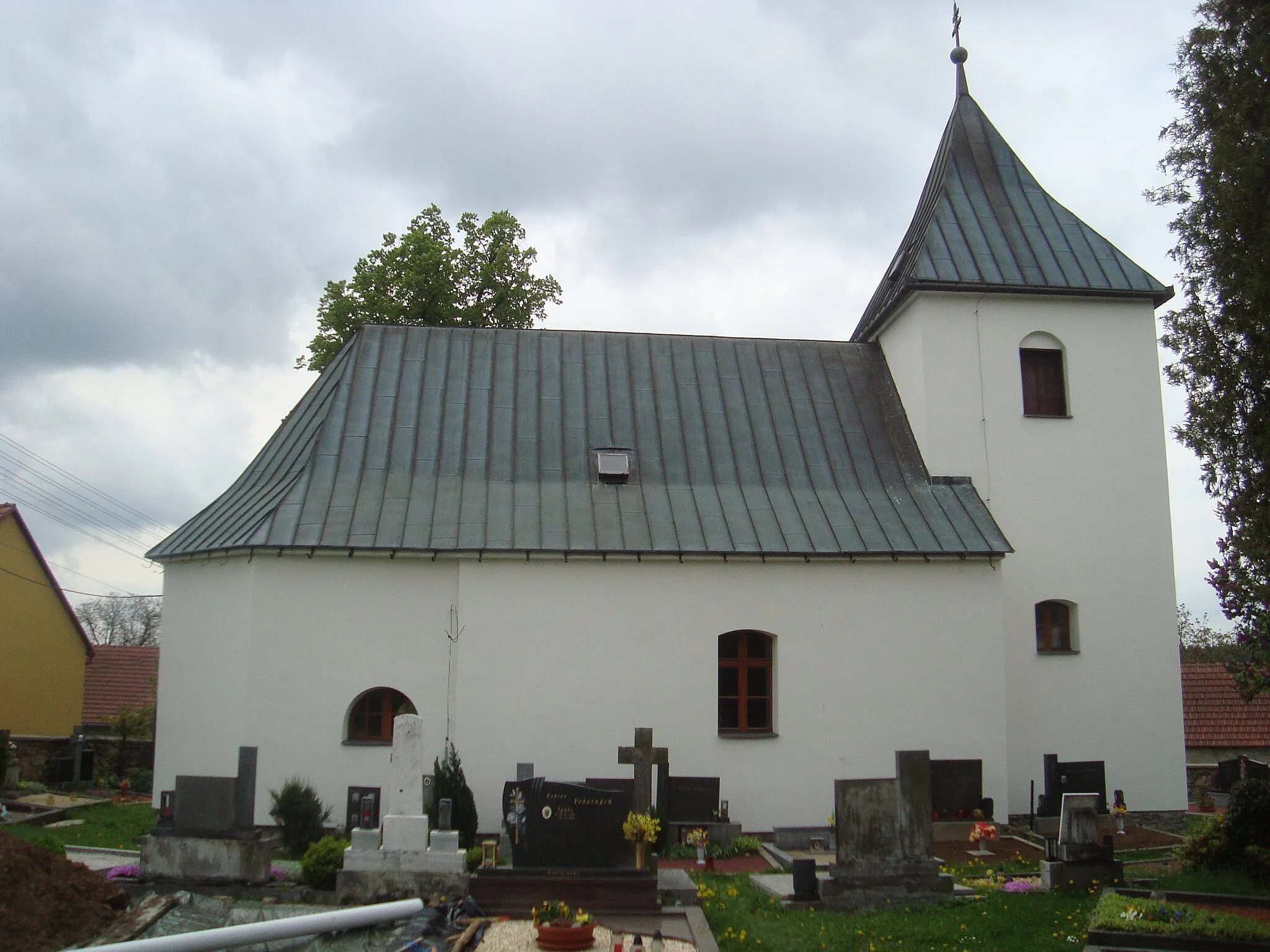 Photo showing: Košíkov kostel svatého Bartoloměje pohled ze hřbitova