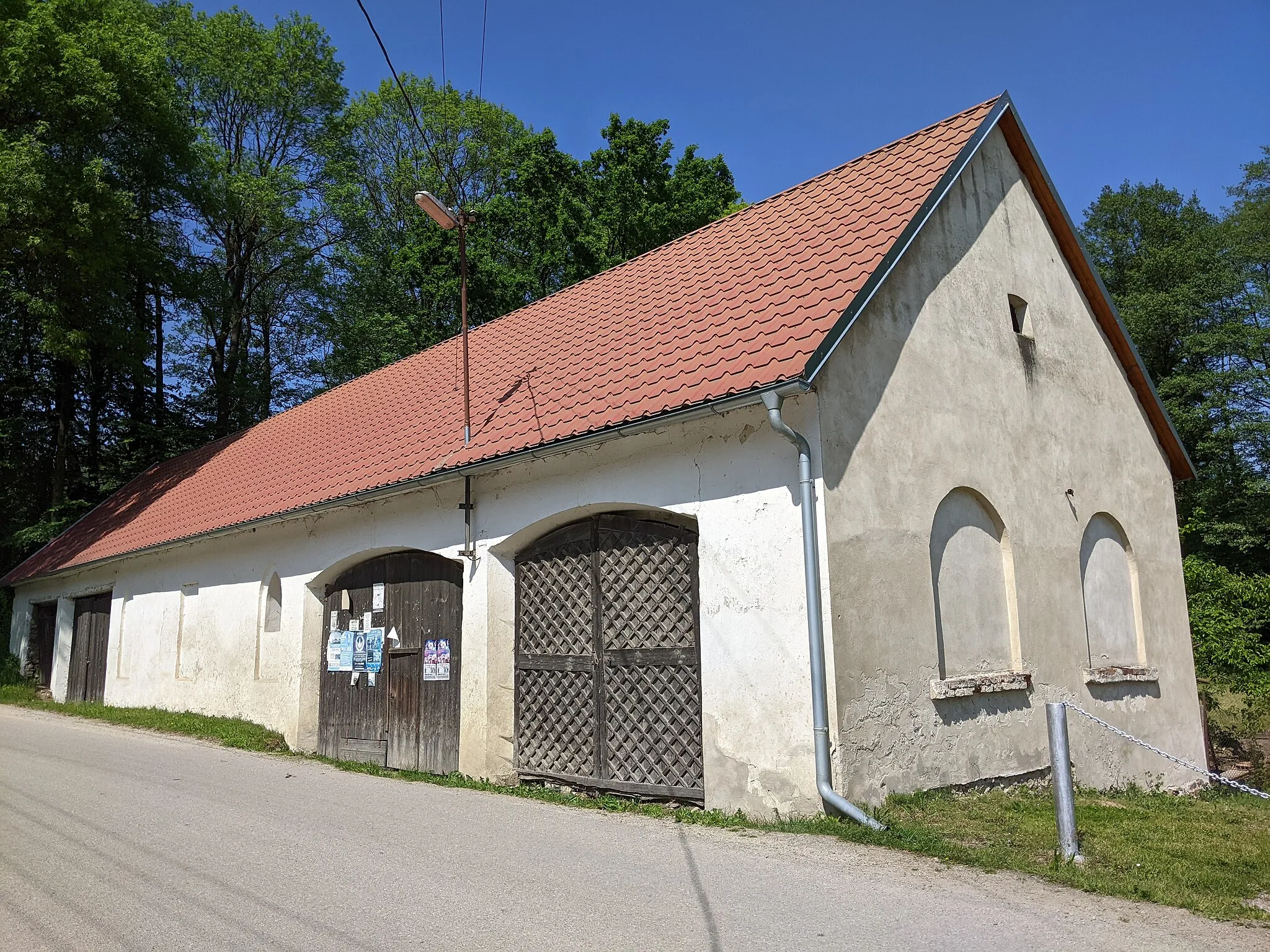 Photo showing: Jižná - stodola proti čp. 29 a 30