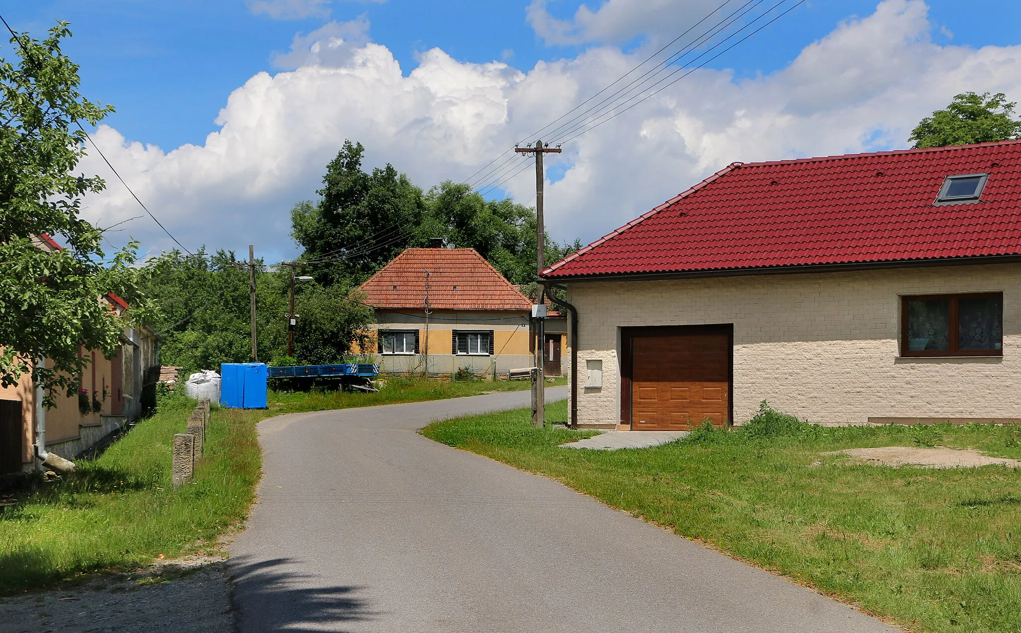 Photo showing: Side street in Stajiště, part of Pavlov, Czech Republic.