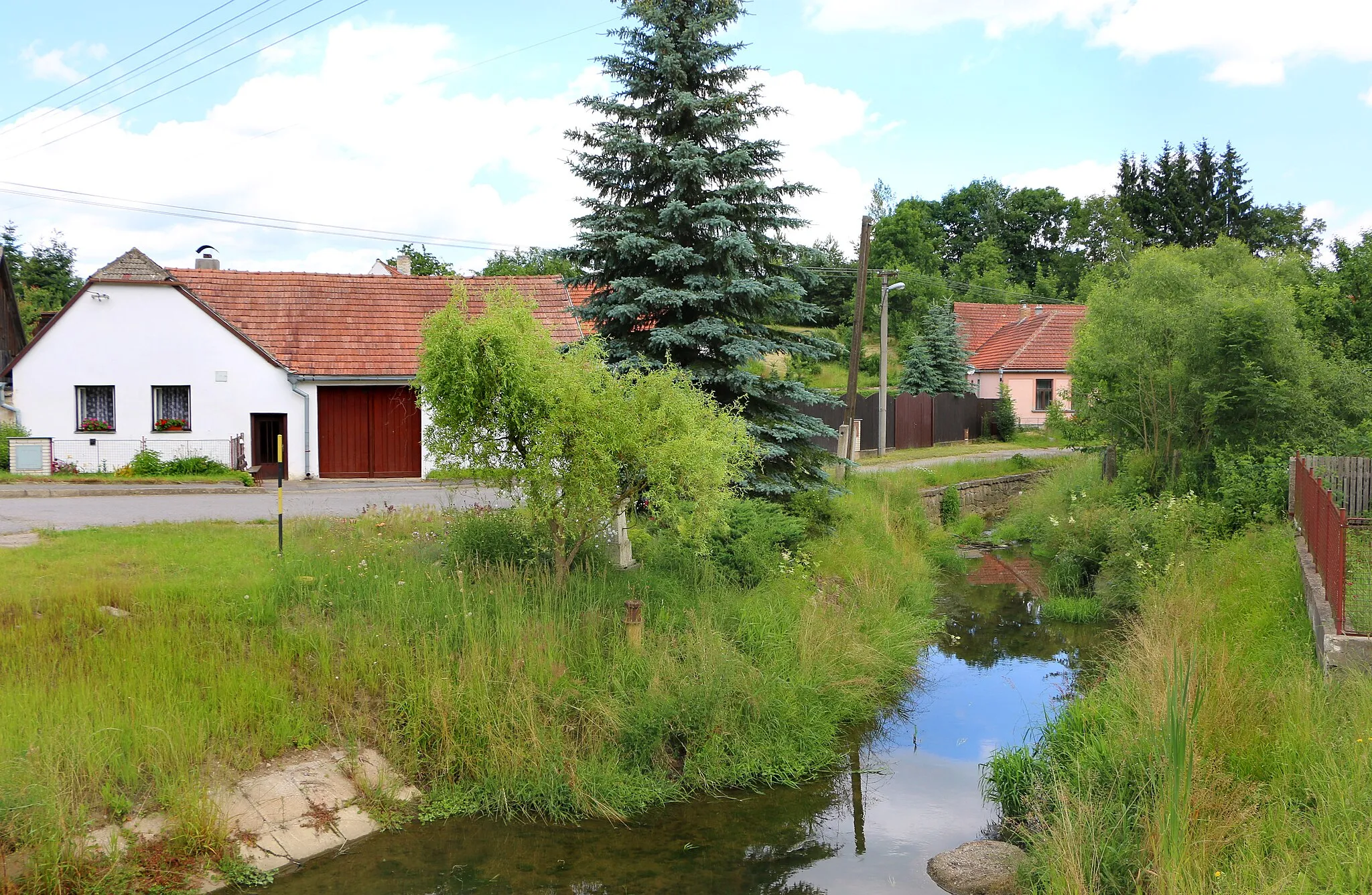 Photo showing: Karlínský creek in Brtnička, Czech Republic.