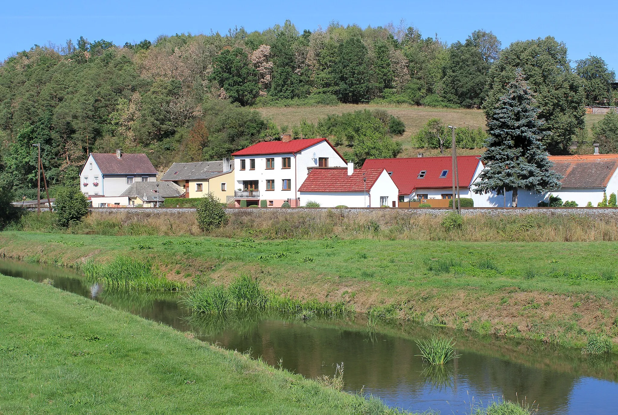 Photo showing: Moravská Dyje river and railway line No 227 in Velký Pěčín, part of Dačice, Czech Republic.