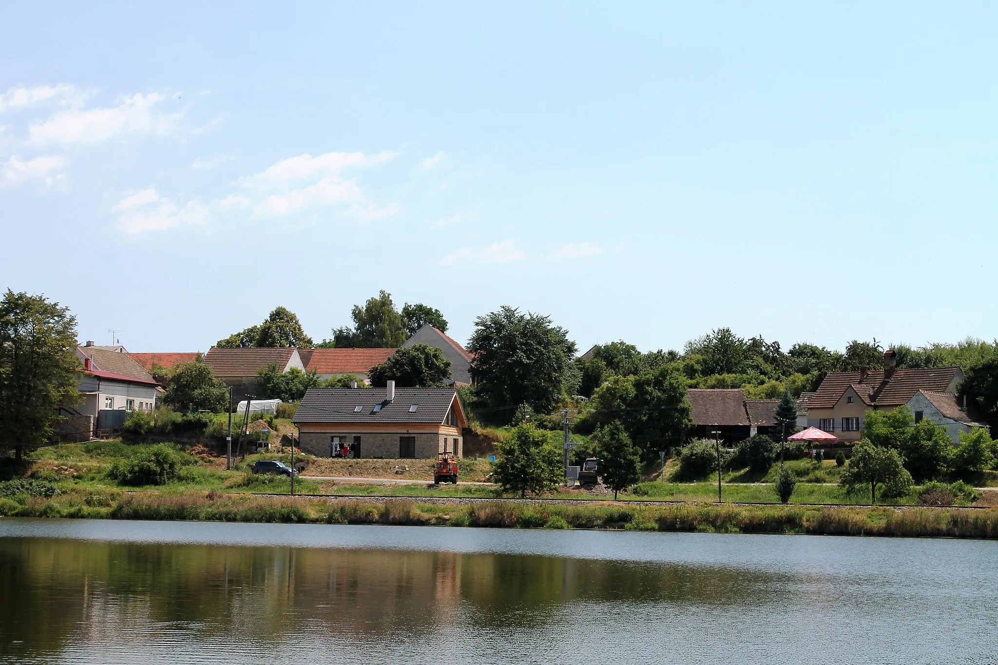 Photo showing: Černič pond, a part of Černíč natural monument, and Černíč, Jihlava District, Czech Republic