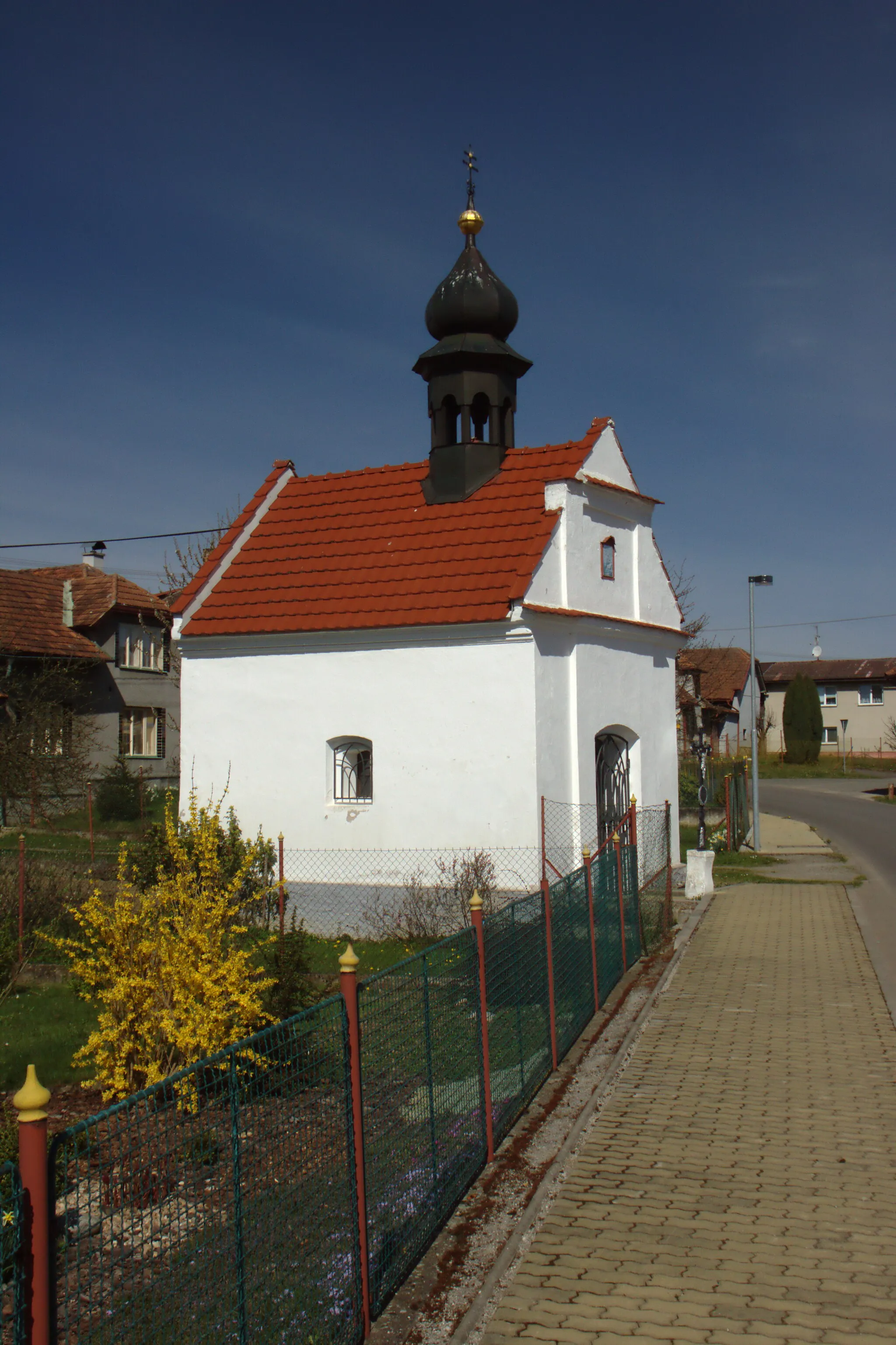 Photo showing: A chapel in the central part of the village of Vlásenice near Pelhřimov, Vysočina Region, CZ