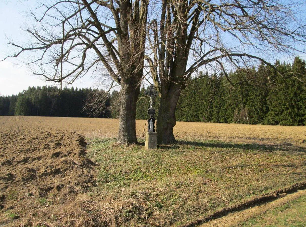 Photo showing: Wayside cross in Obrataň in Pelhřimov District – entry no. 2489.