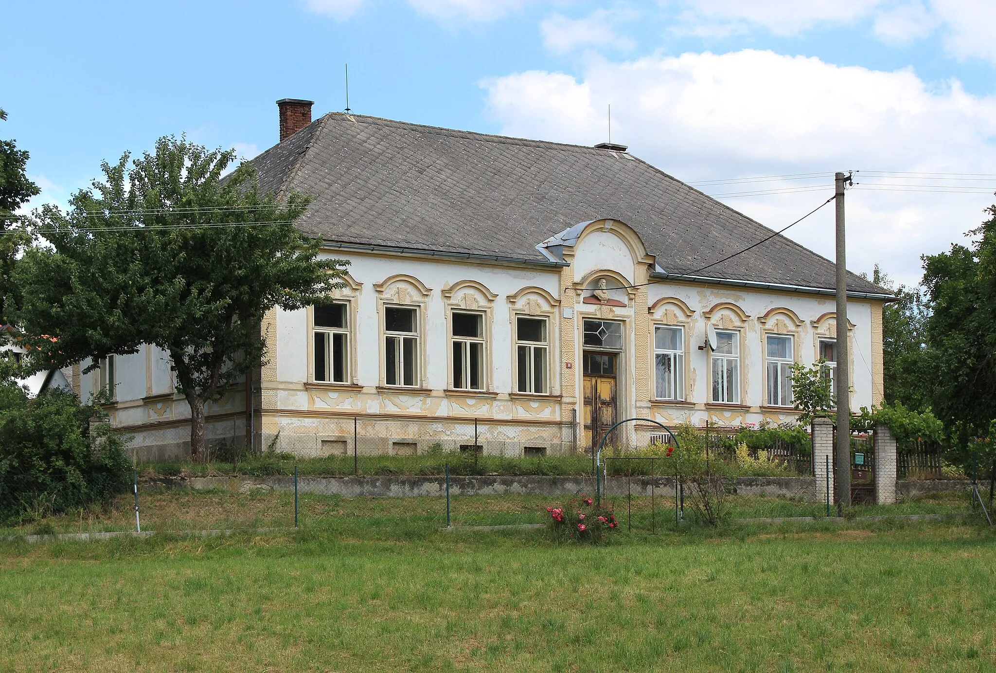Photo showing: Old school in Vlasenice, part of Lhota-Vlasenice, Czech Republic.
