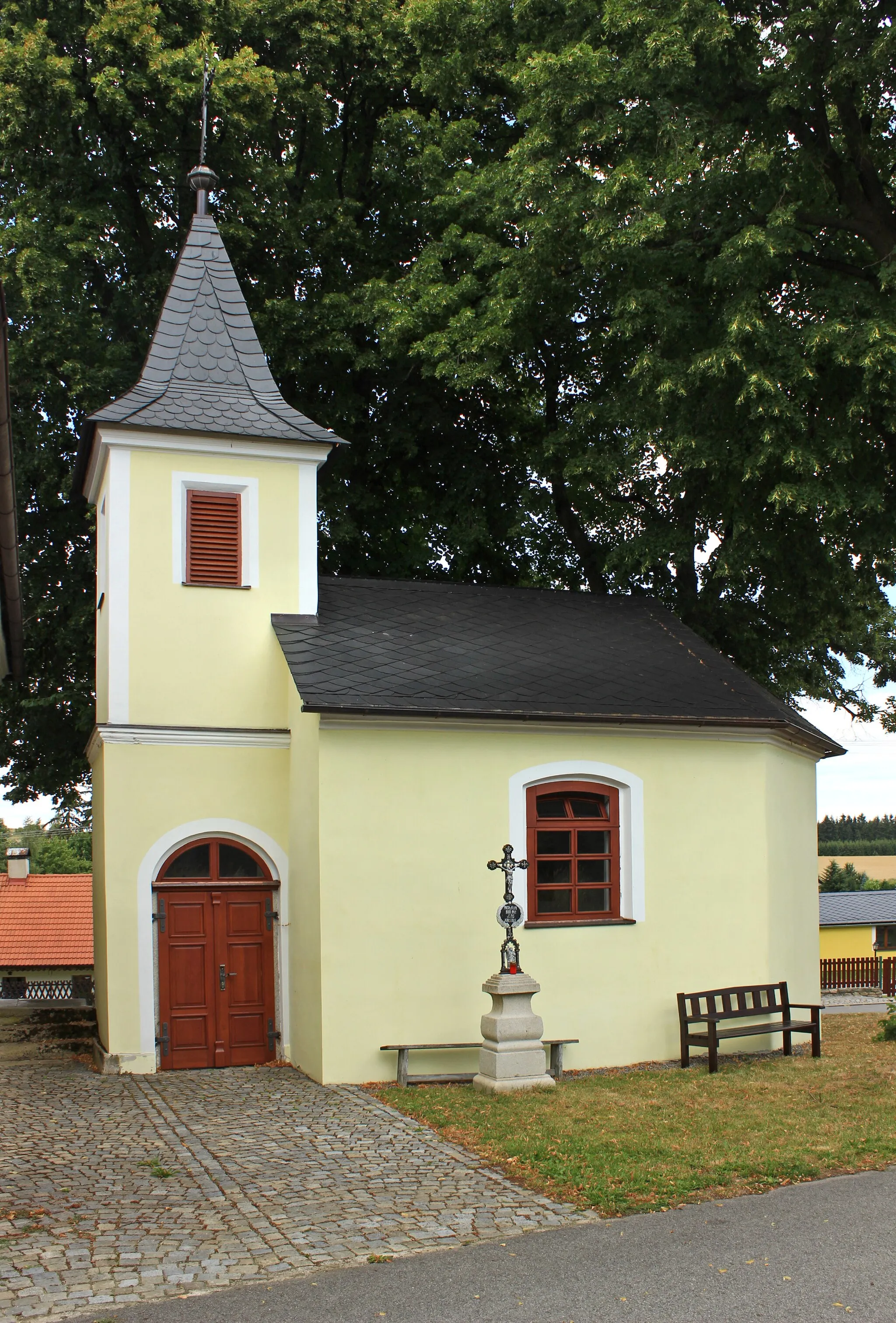 Photo showing: Small chapel in Lhota, part of Lhota-Vlasenice, Czech Republic.
