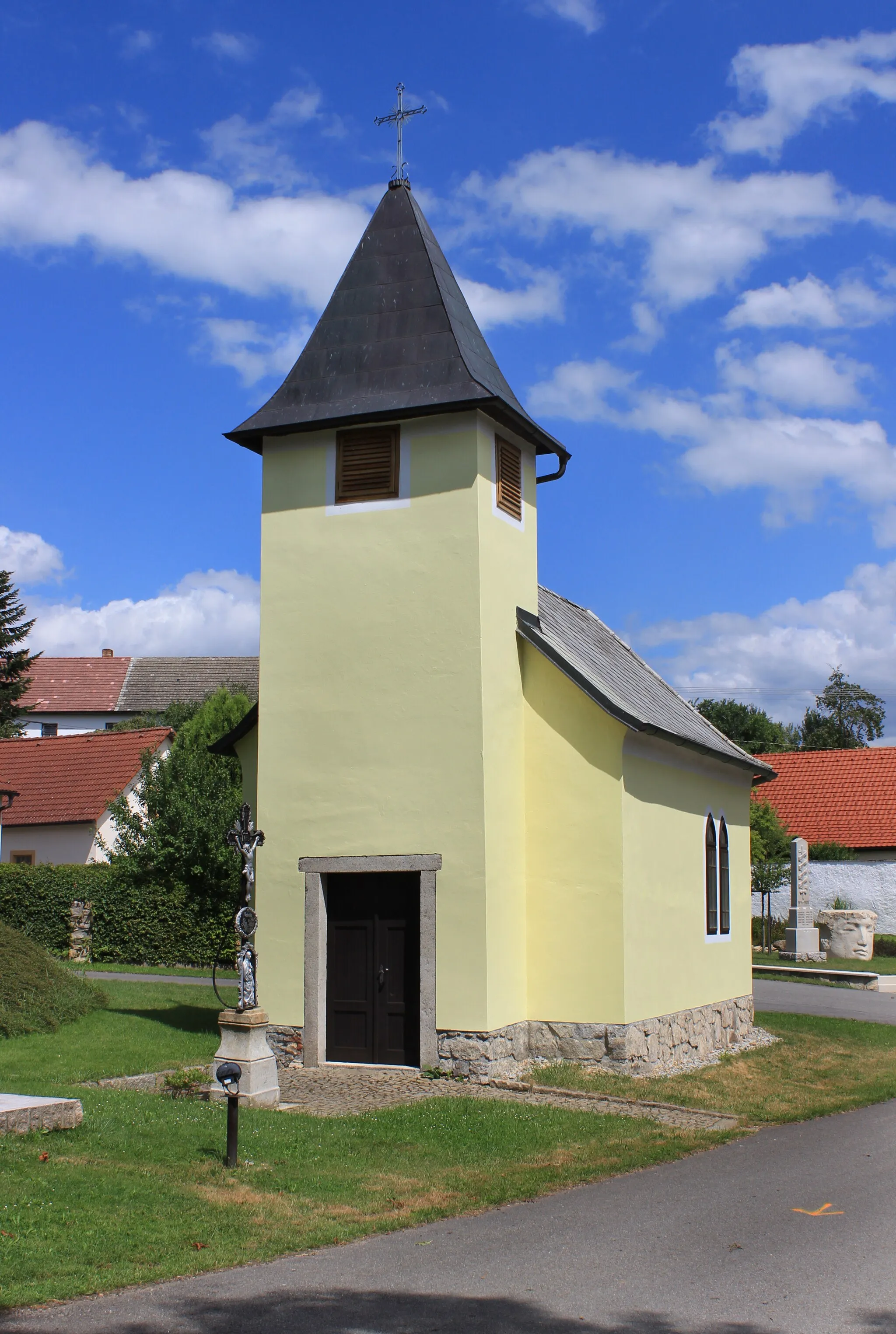 Photo showing: Small chapel in Vlasenice, part of Lhota-Vlasenice, Czech Republic.
