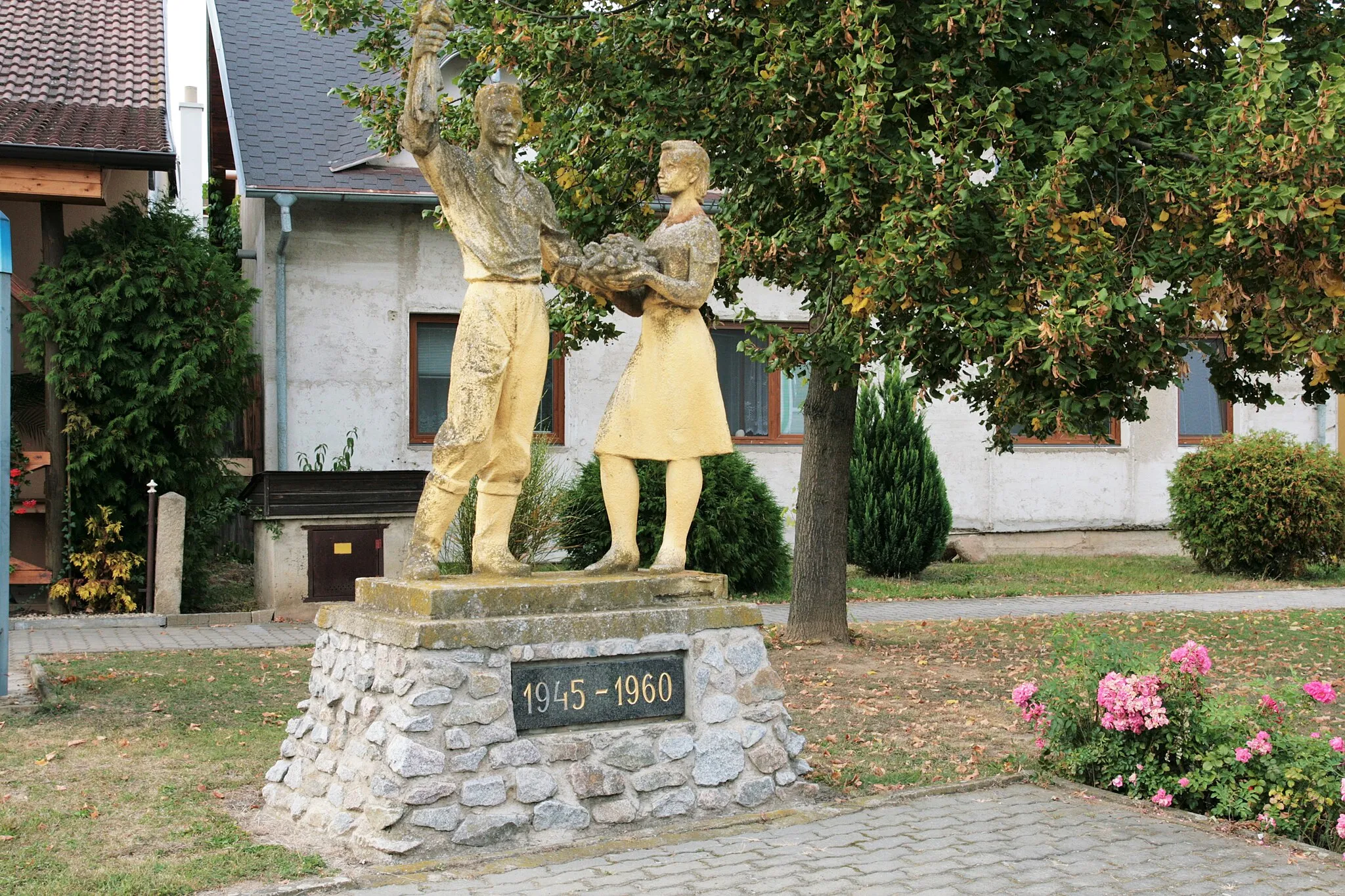 Photo showing: Nový Šaldorf, část obce Nový Šaldorf - Sedlešovice v okrese Znojmo. Památník let 1945-1960 se sousoším v centru obce u kaple.