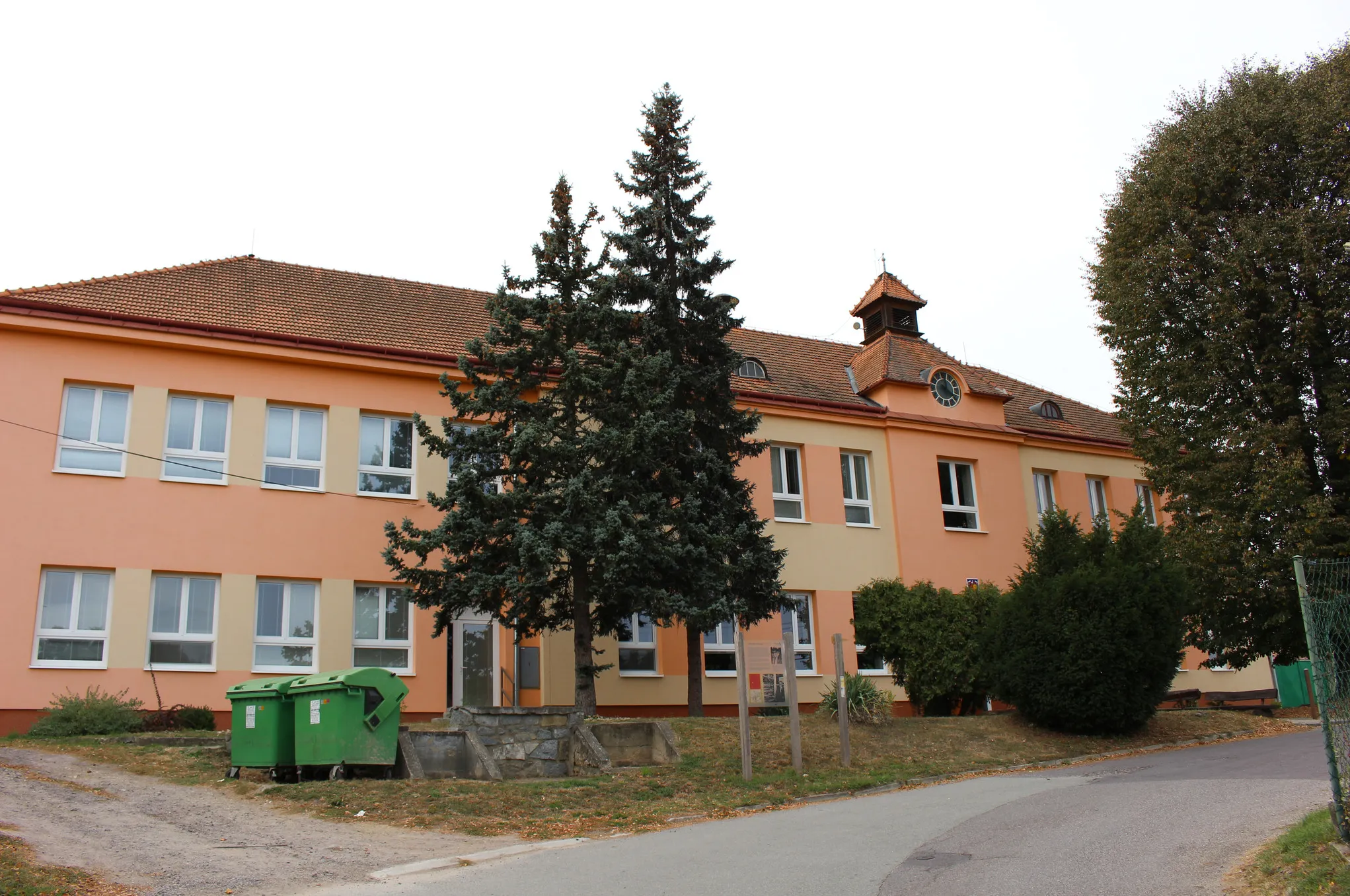 Photo showing: Hluboké Mašůvky, okres Znojmo, Jihomoravský kraj, základní a mateřská škola