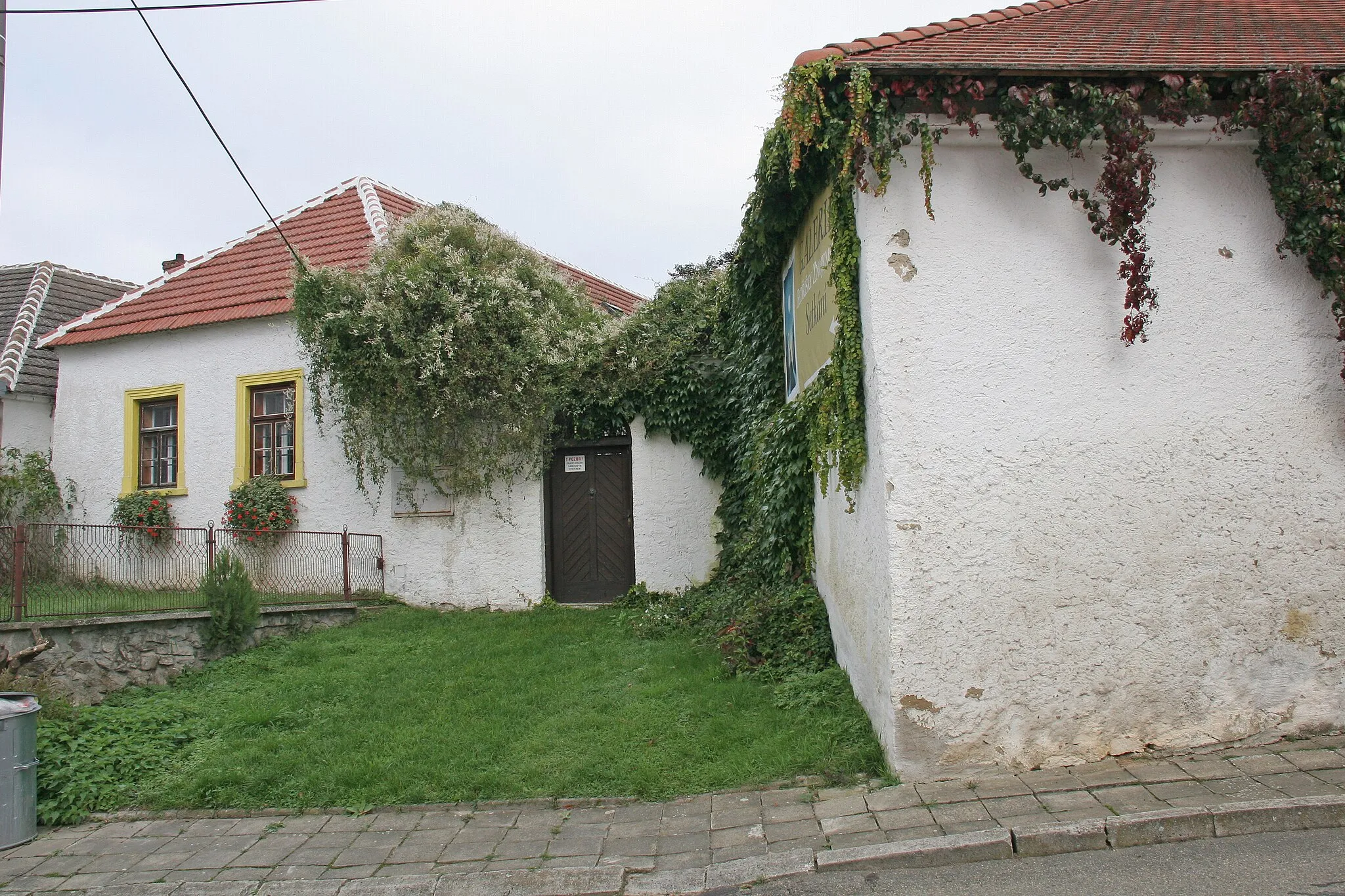 Photo showing: Jiřice u Moravských Budějovic čp. 17
Camera location 48° 59′ 39.54″ N, 15° 55′ 32.64″ E View this and other nearby images on: OpenStreetMap 48.994316;   15.925734

This file was created as a part of the photographic program of Wikimedia Czech Republic. Project: Foto českých obcí The program supports Wikimedia Commons photographers in the Czech Republic.