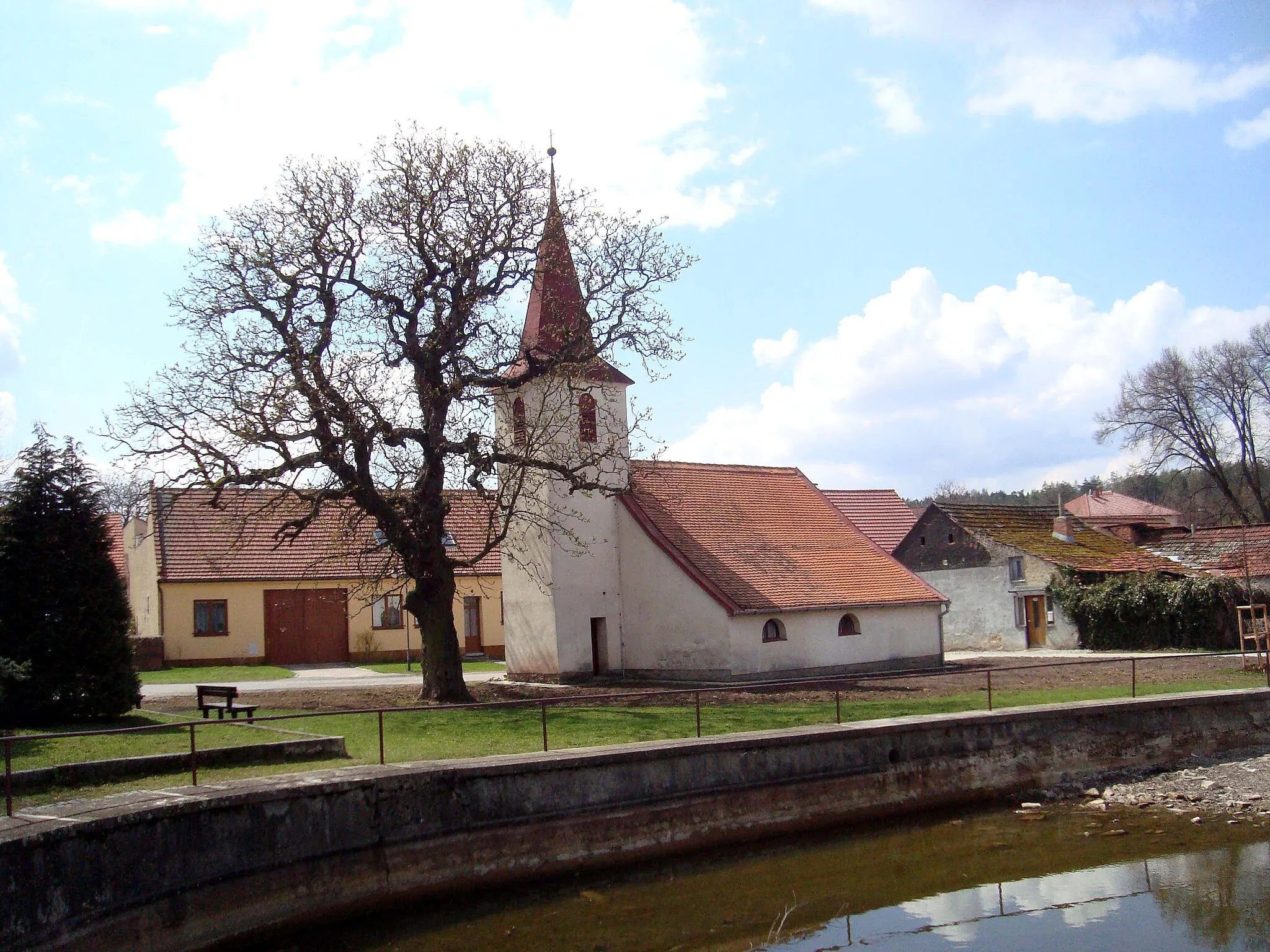 Photo showing: Babice u Rosic Náves s kaplí a rybníkem