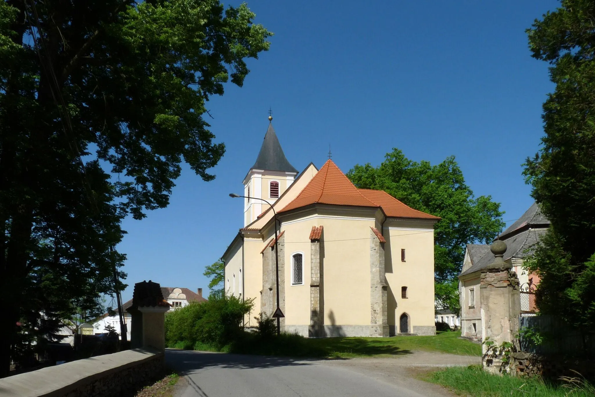 Photo showing: Church of the Assumption in the village of Hroby, Tábor District, South Bohemian Region, Czech Republic, part of the municipality of Radenín.