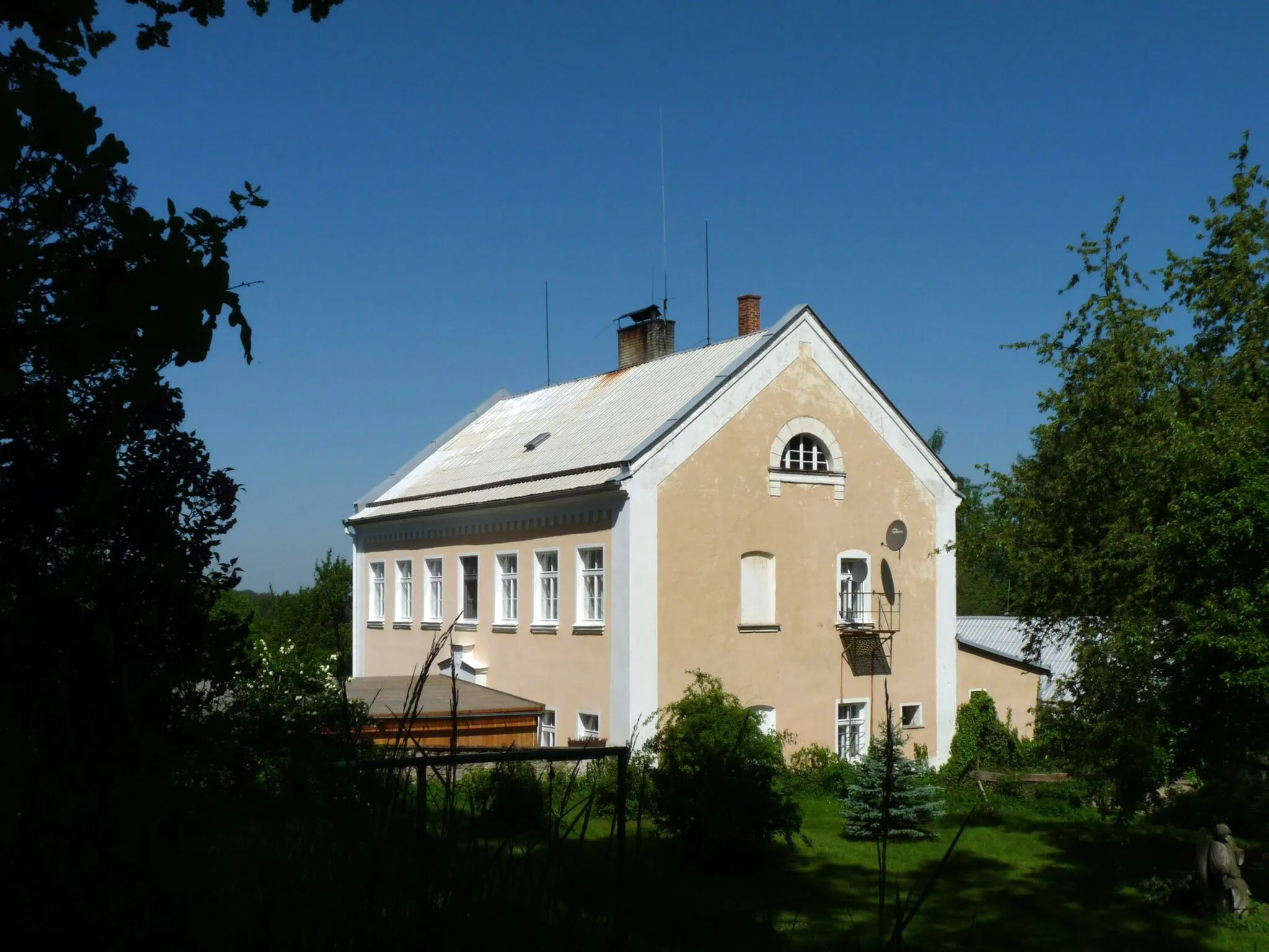 Photo showing: Former school in the village of Hroby, Tábor District, South Bohemian Region, Czech Republic, part of the municipality of Radenín.