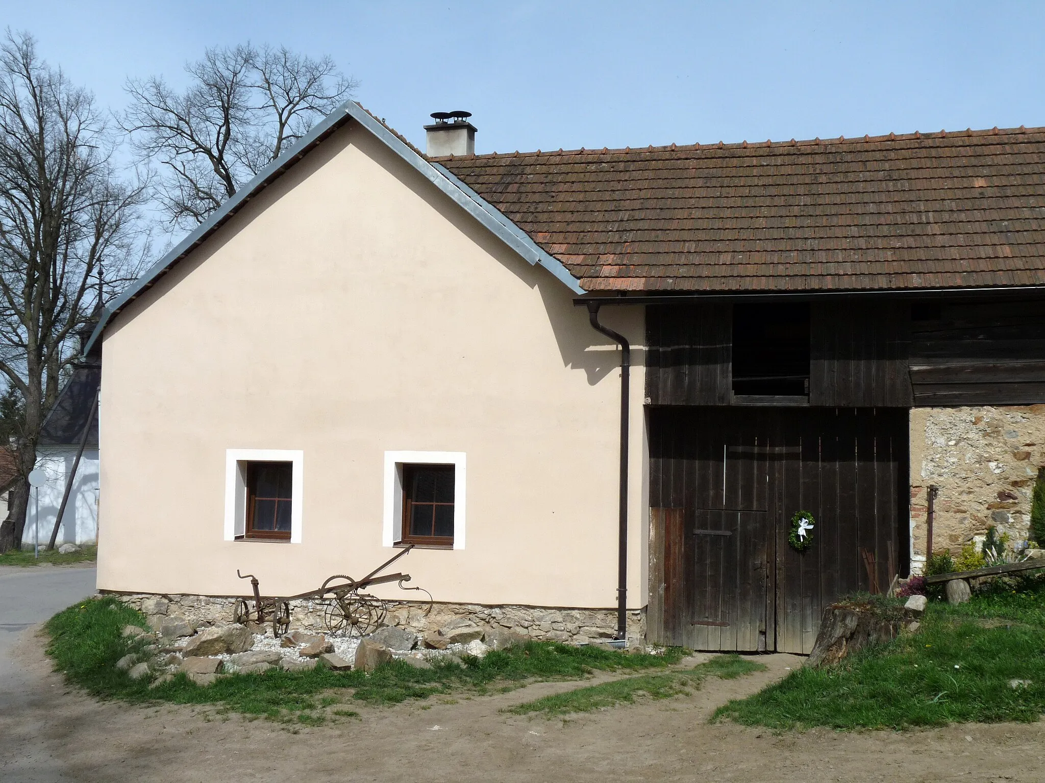 Photo showing: House No 9 in the village of Litohošť, part of the town of Pelhřimov, Pelhřimov District, Vysočina Region, Czech Republic.