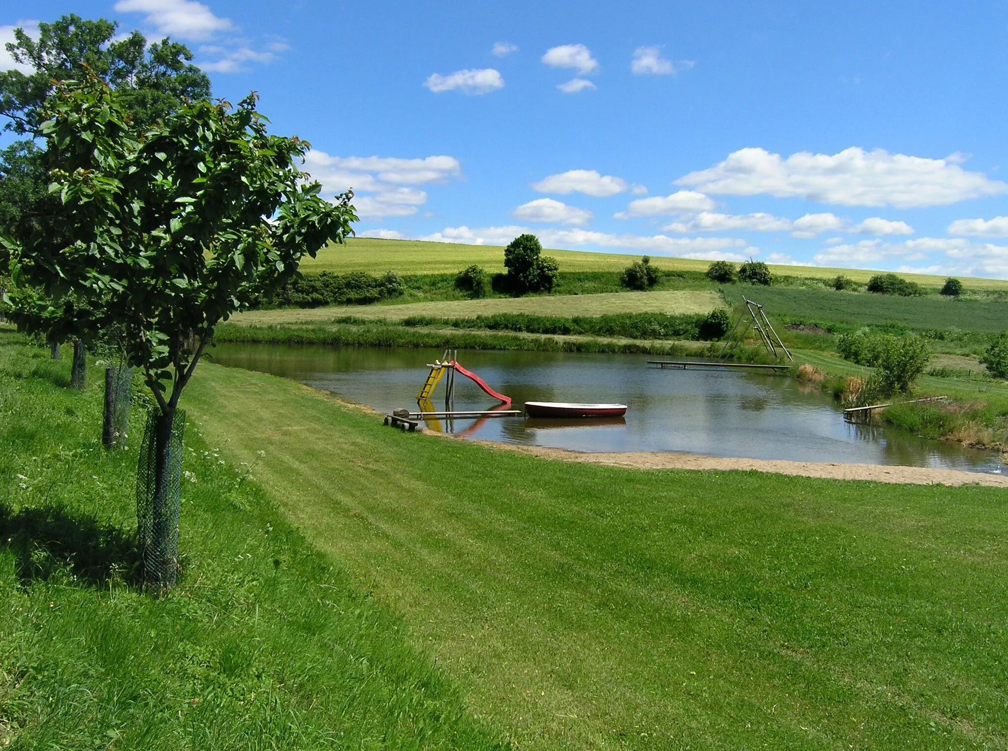Photo showing: Pond in the north part of Chyšná village, Czech Republic