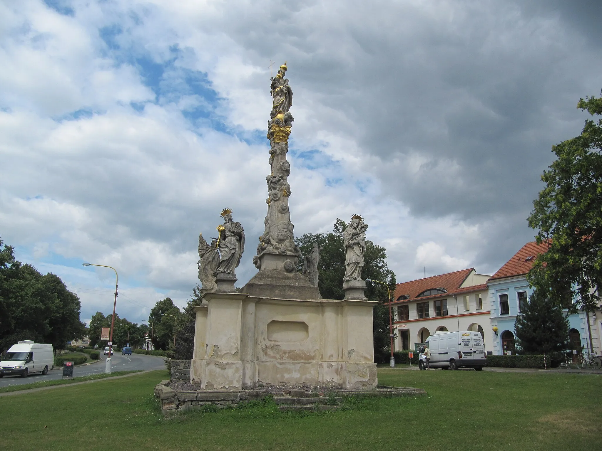 Photo showing: Drnholec in Břeclav District, Czech Republic. Náměstí svobody square with the column with a statue of the Virgin Mary.