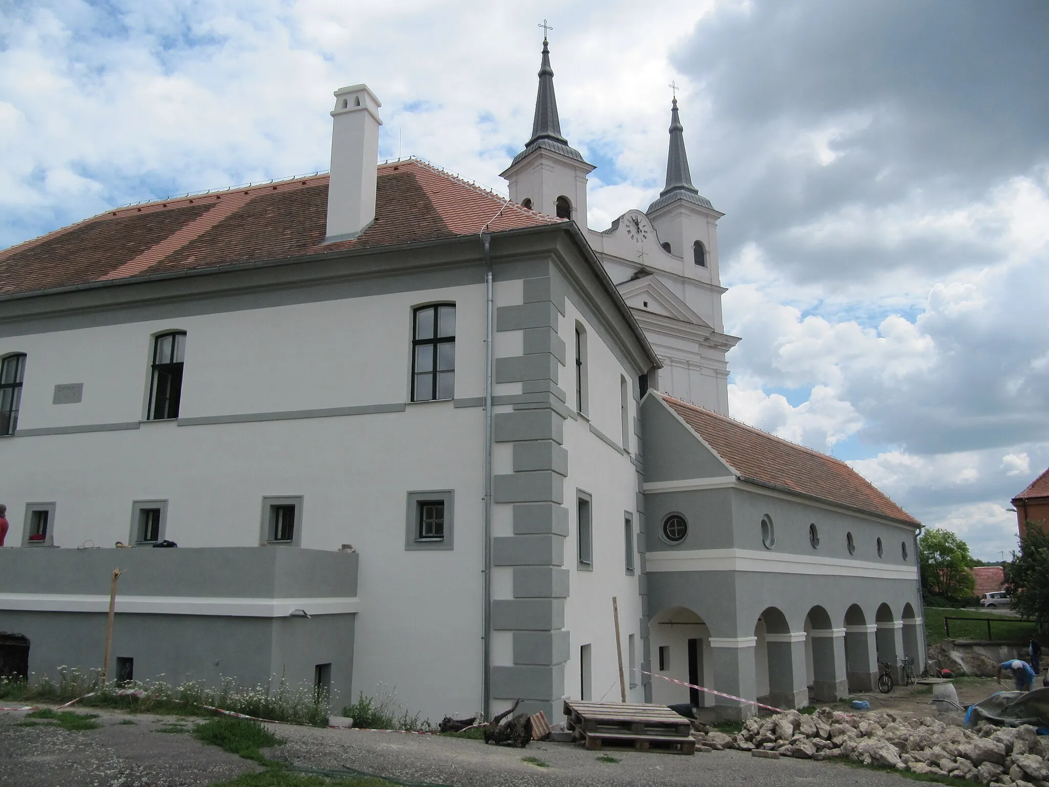 Photo showing: Drnholec in Břeclav District, Czech Republic. Náměstí svobody square, house No. 1, former town hall.