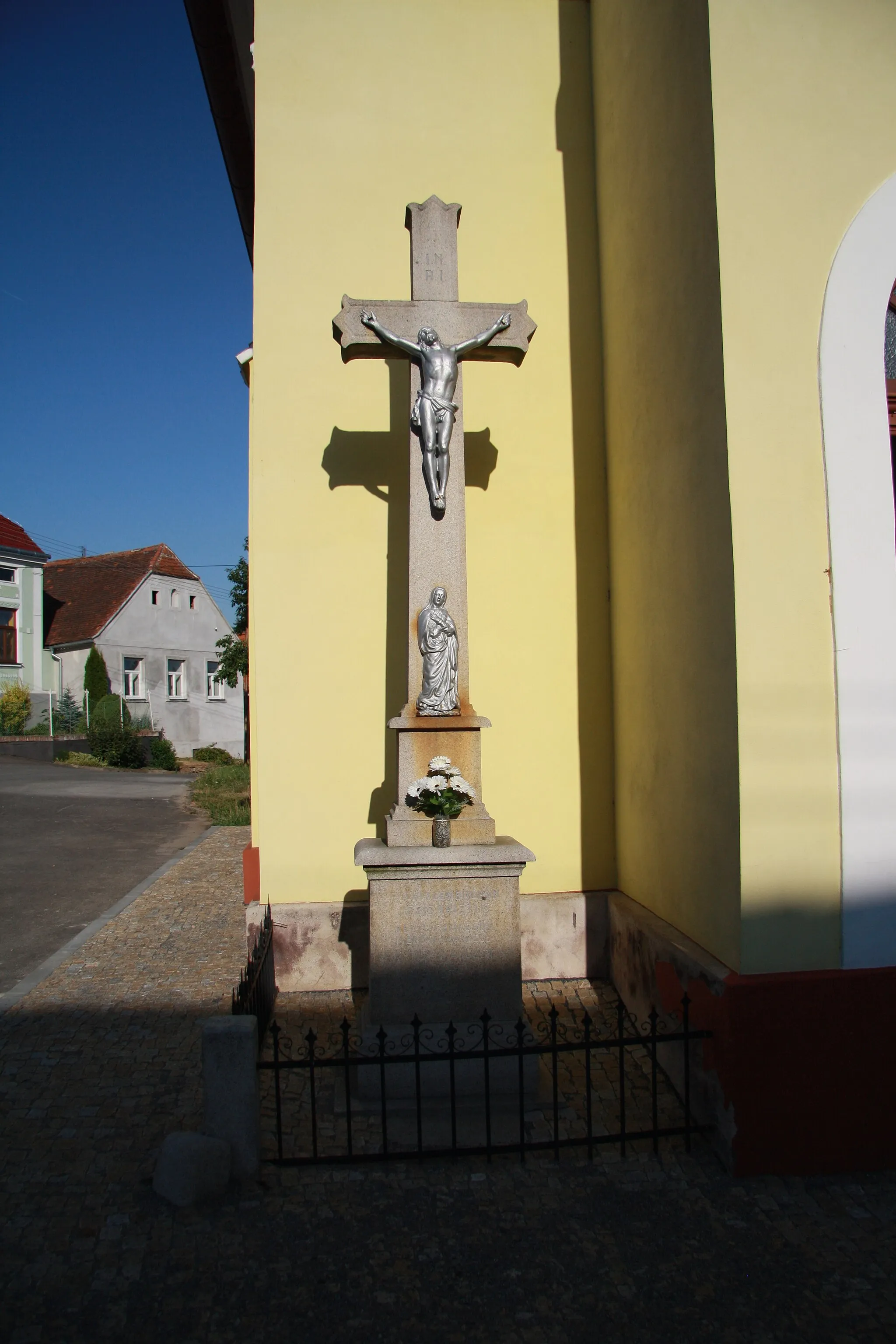 Photo showing: Cross near chapel of John of Nepomuk in Hornice, Třebíč District.