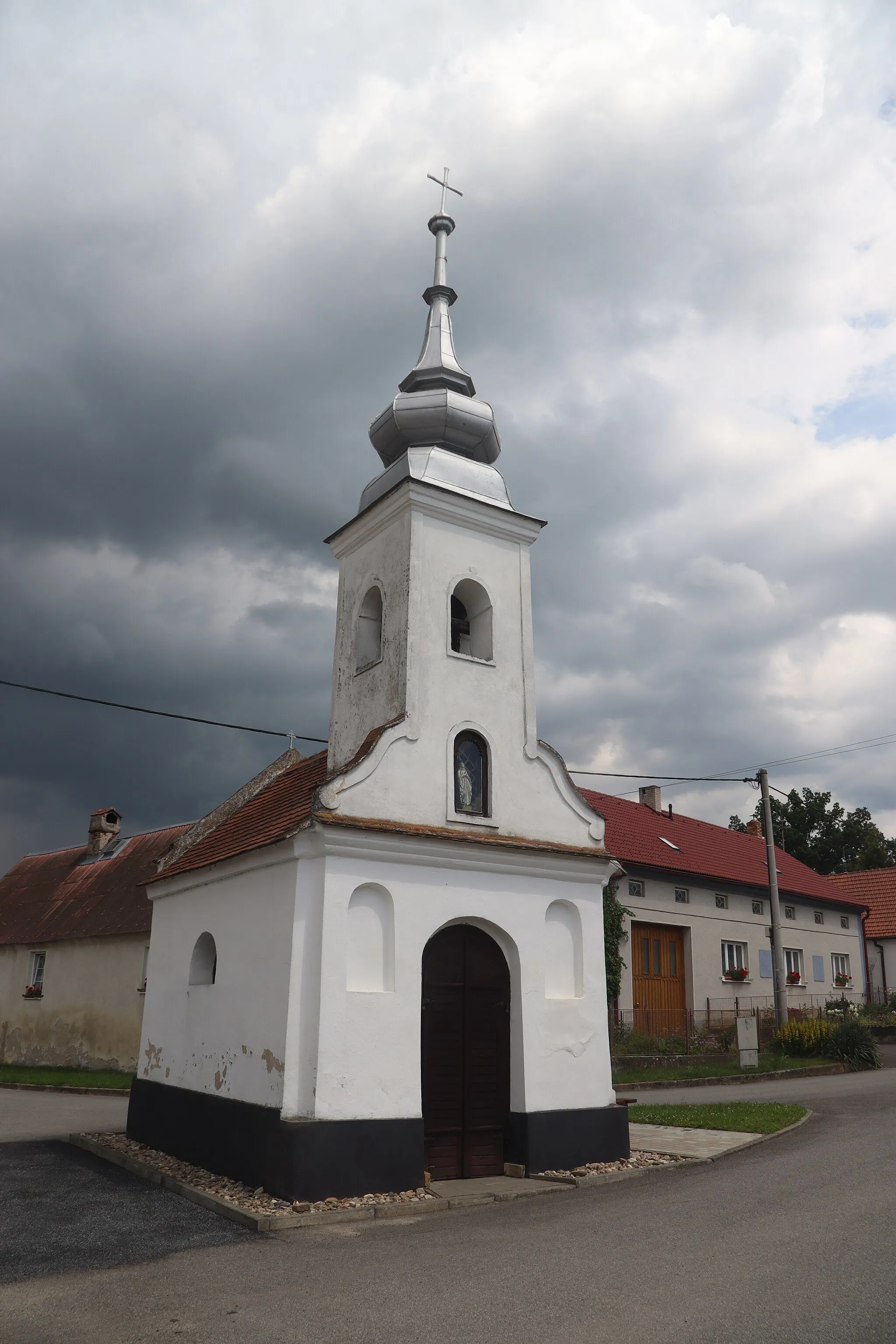 Photo showing: Overview of chapel in Radkovice u Budče, Třebíč District.