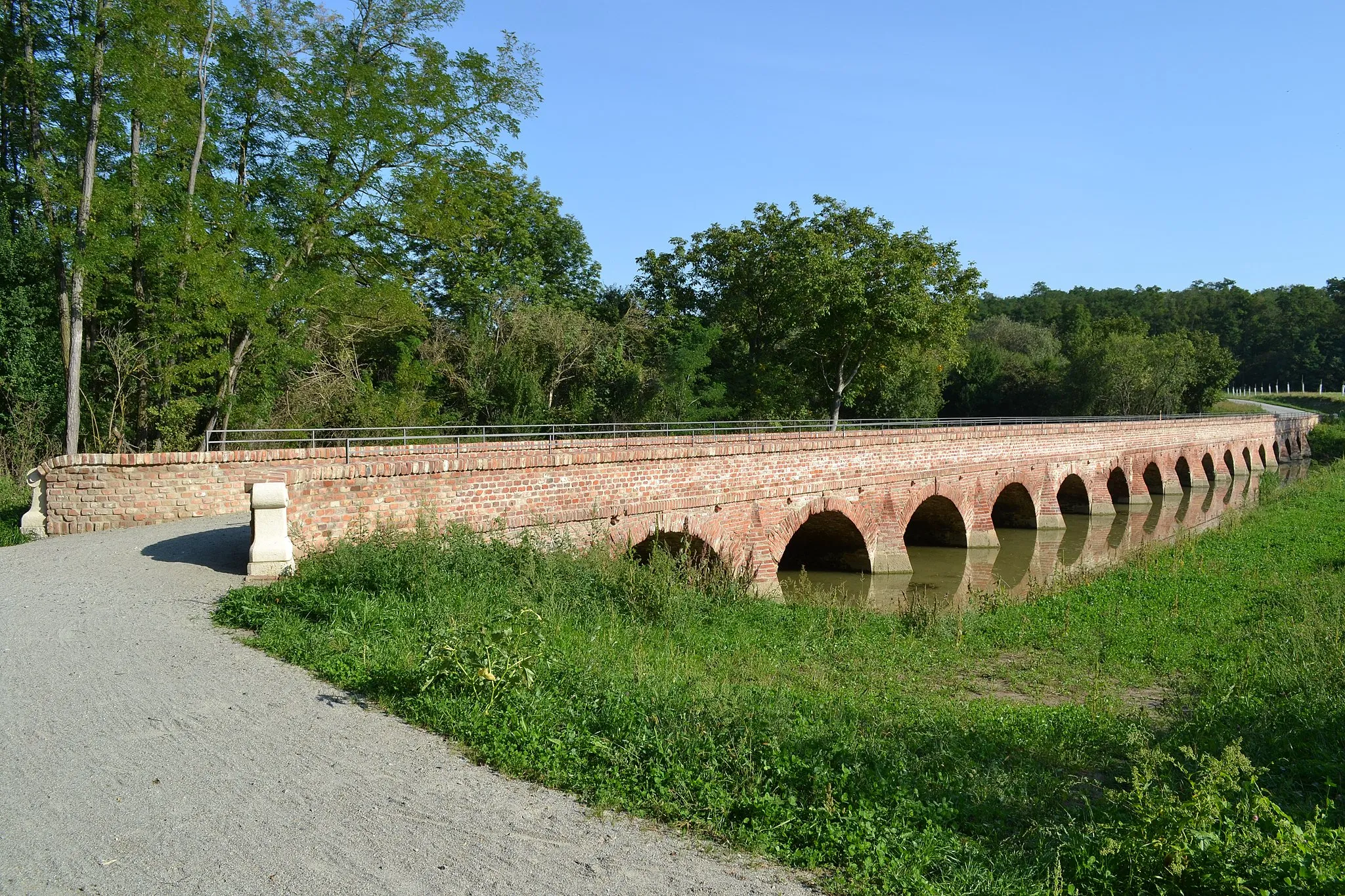 Photo showing: Mikulov - cihlový most u letohrádku Portz, stav září 2020.